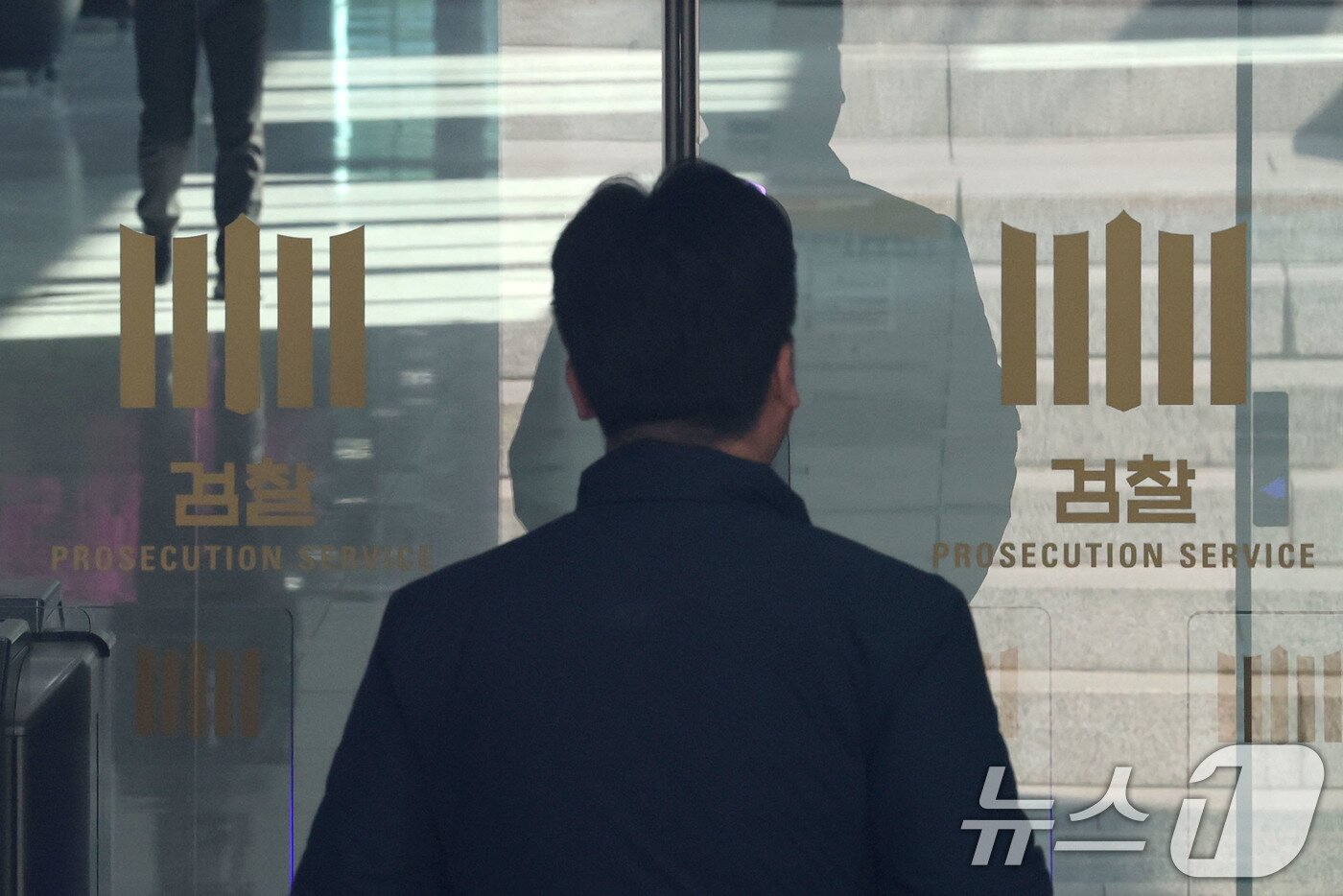 본문 이미지 - 17일 서울 서초구 대검찰청에서 직원들이 출입하고 있다. 이날 당·정·청은 검찰의 수사권과 기소권을 분리하는 내용의 검찰개혁 세부안에 합의, 검찰개혁 법안은 오는 19일 국회 본회의에서 처리될 예정이다. 2026.3.17 ⓒ 뉴스1 이광호 기자