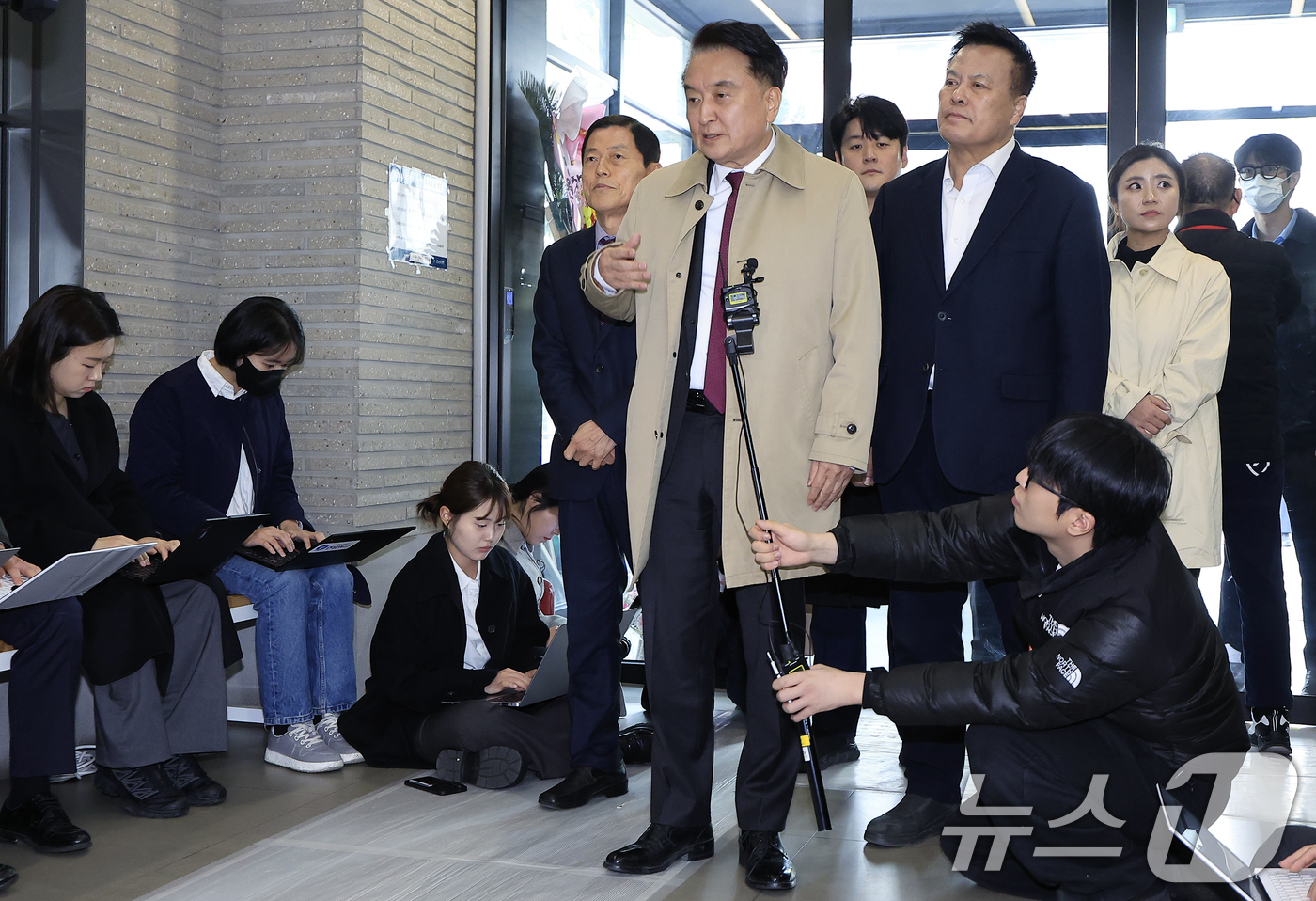 (서울=뉴스1) 박정호 기자 = 국민의힘 지방선거 공천관리위원회(공관위)로부터 컷오프(공천 배제) 통보를 받은 김영환 충북도지사가 17일 오전 서울 여의도 국민의힘 당사에서 입장을 …