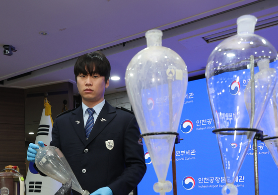 엑스터시 원료 밀수입해 국내서 제조, 압수품 공개