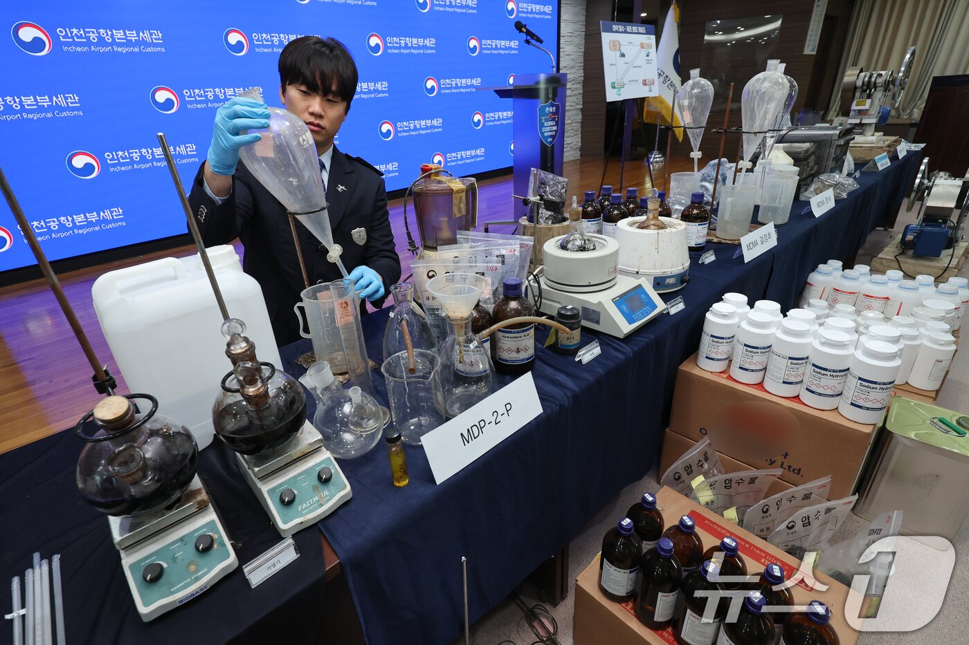본문 이미지 - 17일 인천 중구 인천공항본부세관 수출입통관청사에서 직원이 국내 항정신성 마약 MDMA(엑스터시) 제조 시설 적발 및 유통일당 검거와 관련, 압수품을 들어 보이고 있다. 2026.3.17 ⓒ 뉴스1 안은나 기자