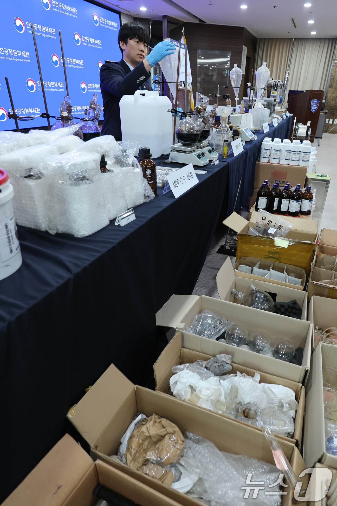 본문 이미지 - 17일 인천 중구 인천공항본부세관 수출입통관청사에서 직원이 국내 항정신성 마약 MDMA(엑스터시) 제조 시설 적발 및 유통일당 검거와 관련, 압수품을 들어 보이고 있다. 2026.3.17 ⓒ 뉴스1 안은나 기자