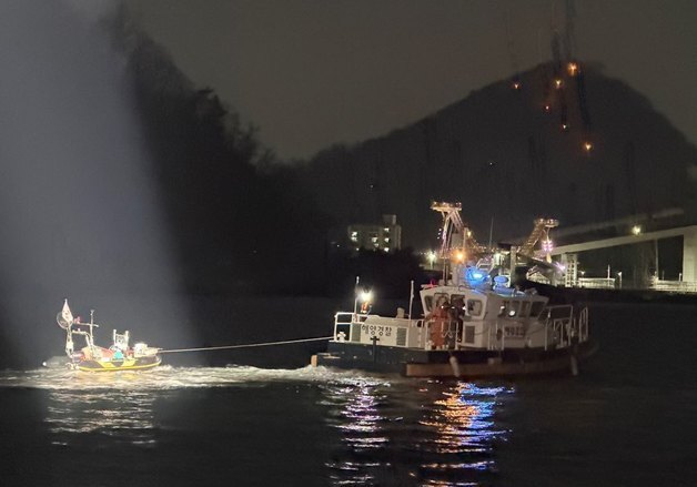 동해해경, 삼척 정라항 인근 해상서 고무보트 표류 3명 안전 구조