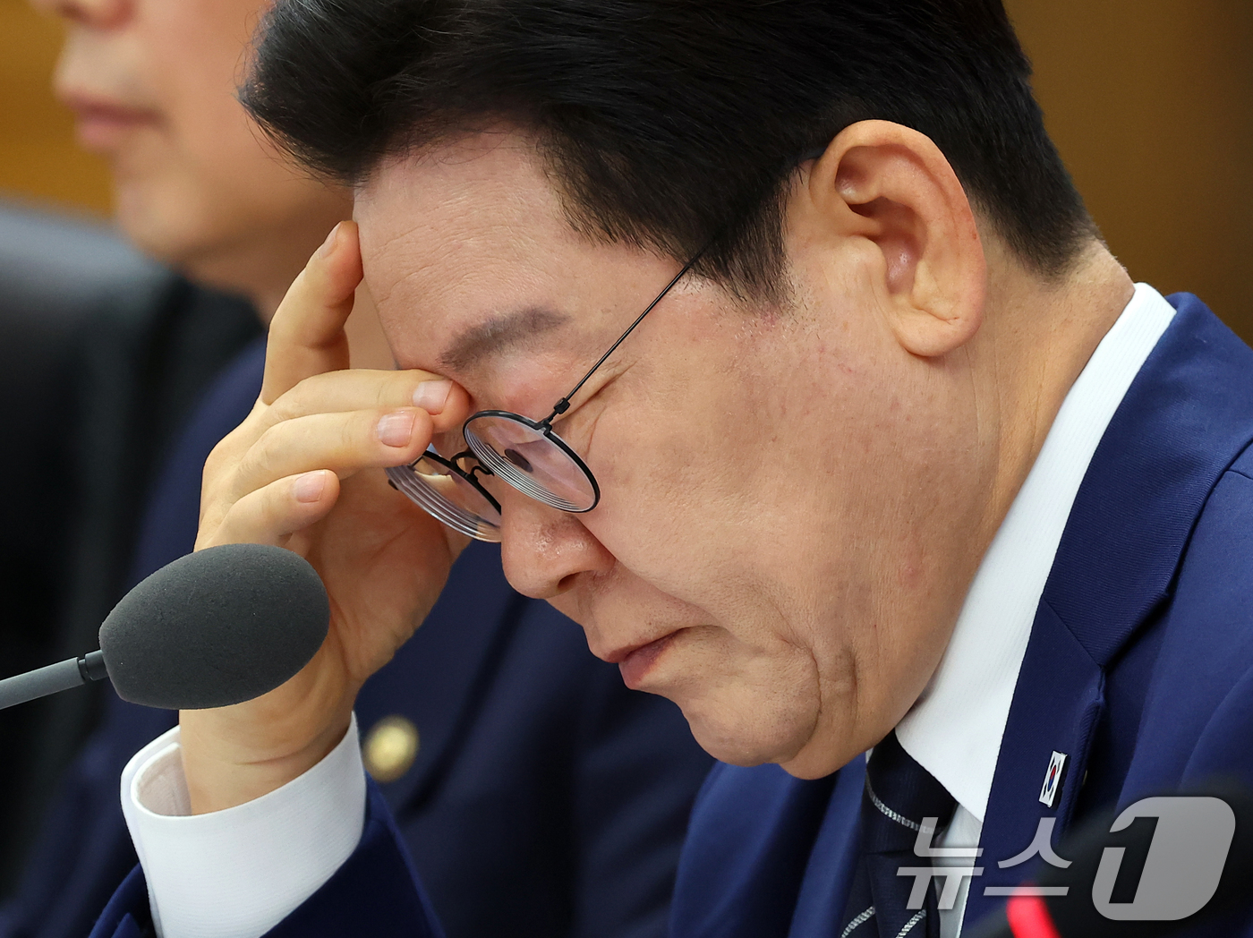 (세종=뉴스1) 허경 기자 = 이재명 대통령이 17일 정부세종청사에서 열린 국무회의에서 자료를 보고 있다. (청와대통신사진기자단) 2026.3.17/뉴스1