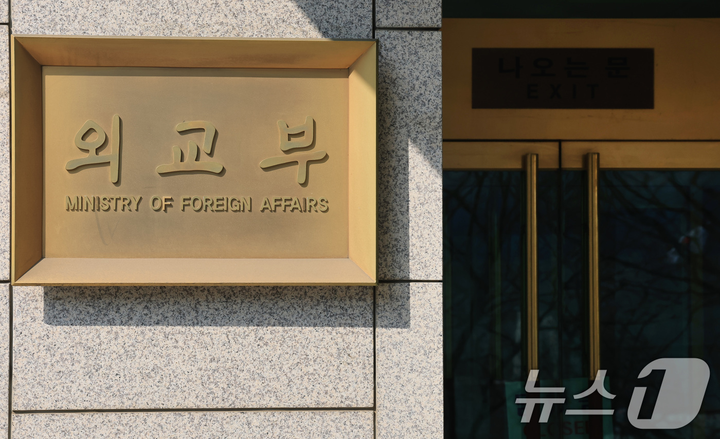 (서울=뉴스1) 임세영 기자 = 12·3 비상계엄과 윤석열 전 대통령 부부 관련 의혹을 수사하는 2차 종합특검팀이 17일 '대통령 관저 이전 특혜' 의혹과 관련해 행정안전부, 국방 …