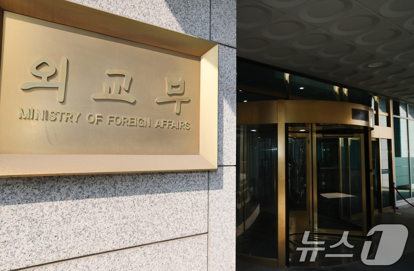 (서울=뉴스1) 임세영 기자 = 12·3 비상계엄과 윤석열 전 대통령 부부 관련 의혹을 수사하는 2차 종합특검팀이 17일 '대통령 관저 이전 특혜' 의혹과 관련해 행정안전부, 국방 …