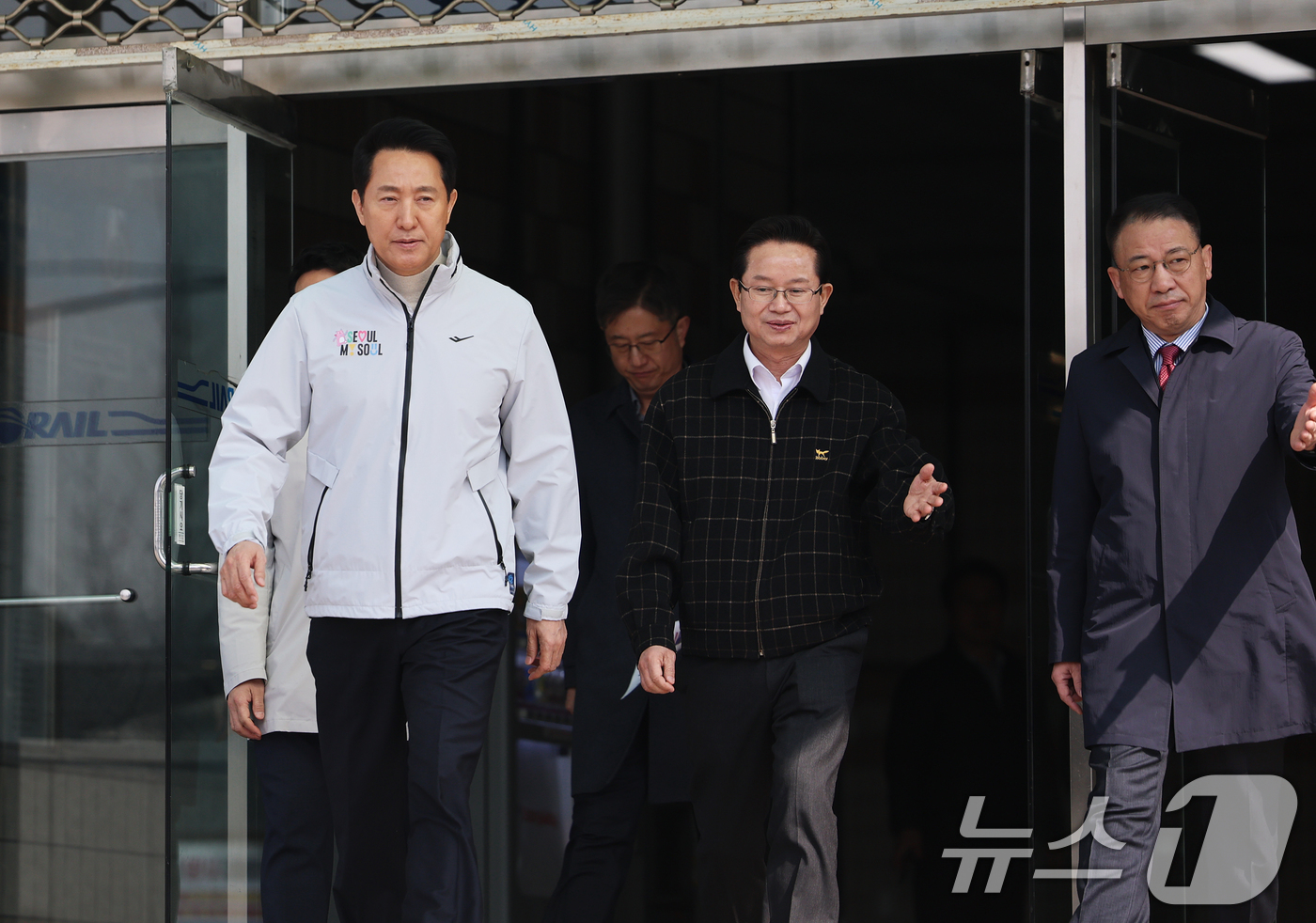 (서울=뉴스1) 오대일 기자 = 오세훈 서울시장이 6·3지방선거 국민의힘 서울시장 후보자 추가 공천 접수 마감일인 17일 서울 영등포구 신길역세권 장기전세주택 건립 현장에 도착하며 …