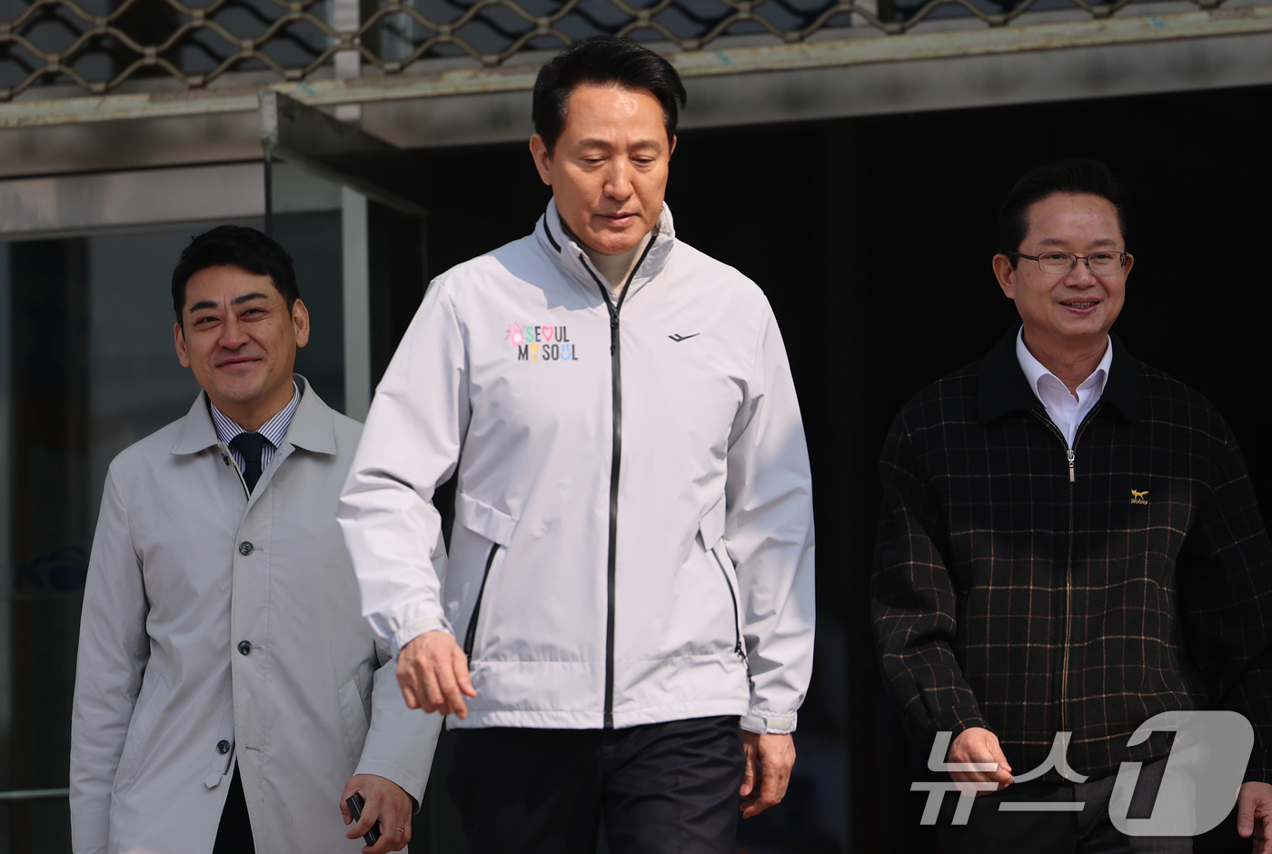 (서울=뉴스1) 오대일 기자 = 오세훈 서울시장이 6·3지방선거 국민의힘 서울시장 후보자 추가 공천 접수 마감일인 17일 서울 영등포구 신길역세권 장기전세주택 건립 현장에 도착하며 …