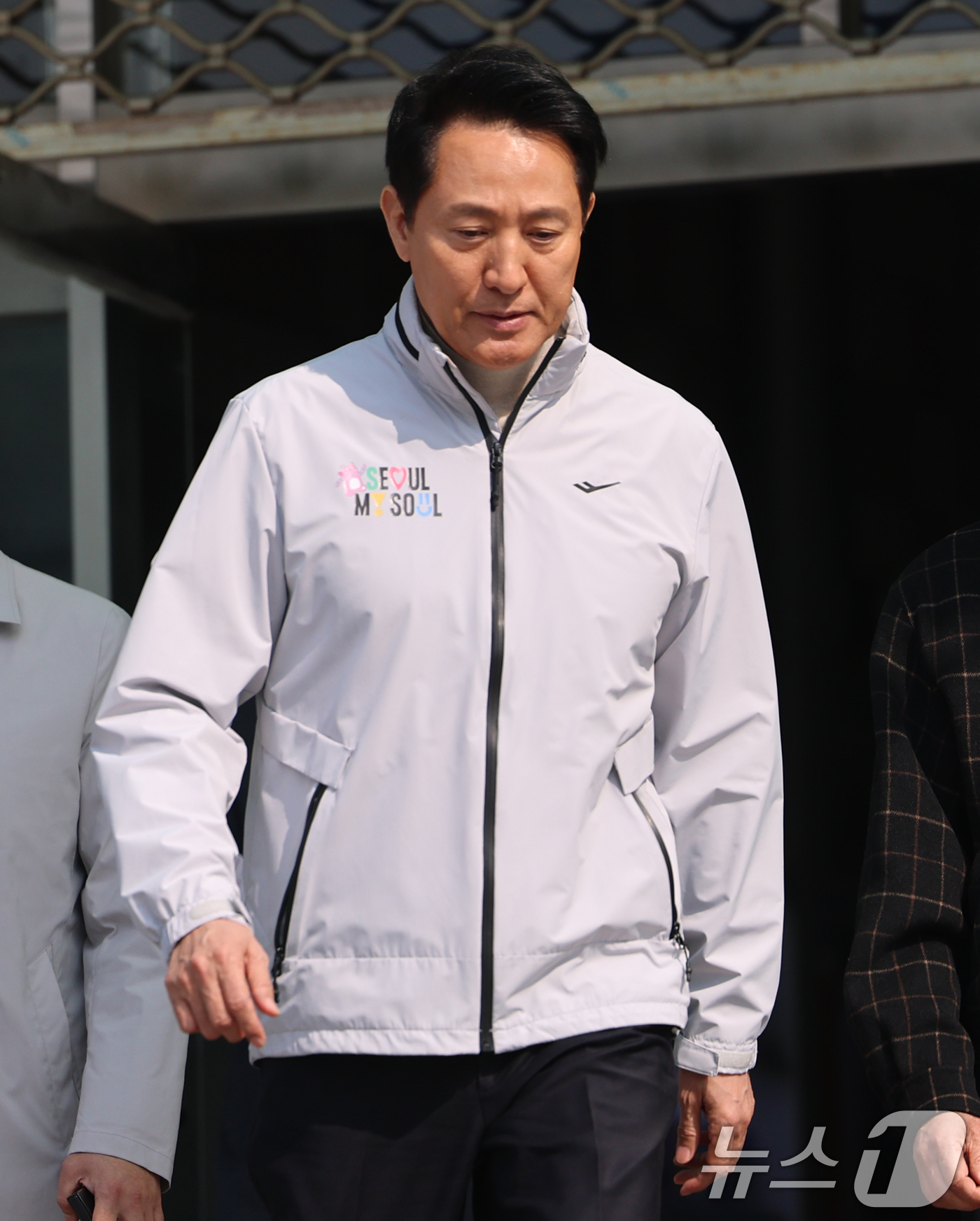 (서울=뉴스1) 오대일 기자 = 오세훈 서울시장이 6·3지방선거 국민의힘 서울시장 후보자 추가 공천 접수 마감일인 17일 서울 영등포구 신길역세권 장기전세주택 건립 현장에 도착하며 …