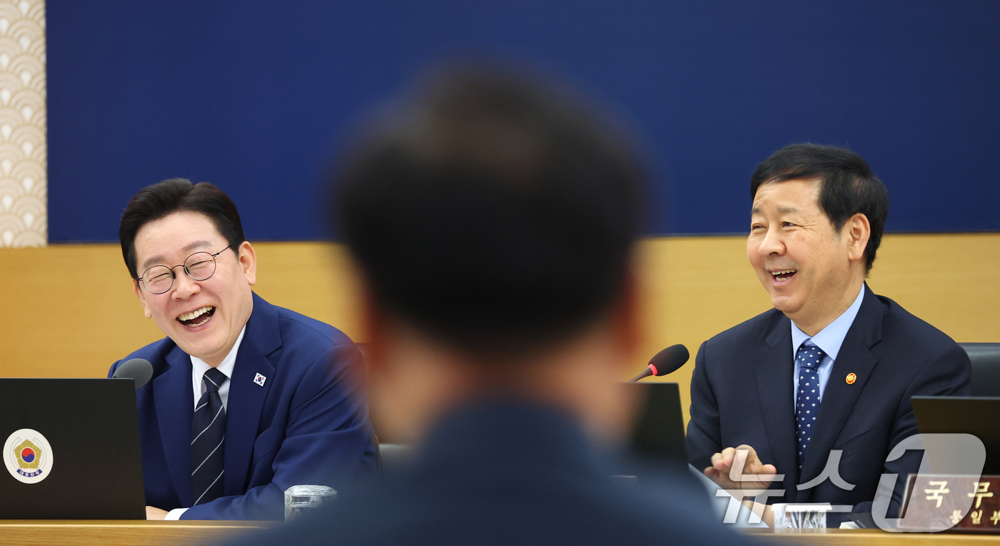 (세종=뉴스1) 허경 기자 = 이재명 대통령이 17일 정부세종청사에서 열린 국무회의에서 미소 짓고 있다. (청와대통신사진기자단) 2026.3.17/뉴스1