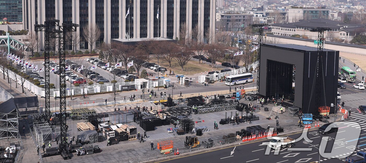 본문 이미지 - 방탄소년단(BTS) 완전체 컴백 공연을 나흘 앞둔 17일 오전 서울 광화문광장에서 공연 무대 설치 작업이 진행되고 있다. 2026.3.17 ⓒ 뉴스1 박지혜 기자