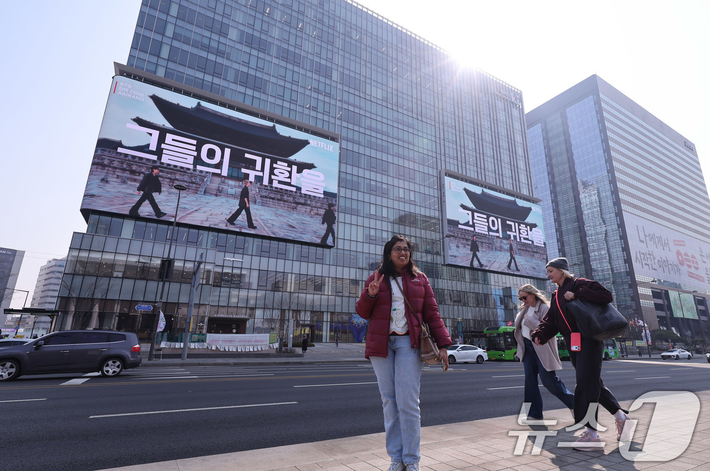 (서울=뉴스1) 박지혜 기자 = 방탄소년단(BTS) 완전체 컴백 공연을 나흘 앞둔 17일 오전 서울 광화문광장에서 외국인 관광객들이 기념 촬영을 하고 있다. 2026.3.17/뉴스 …