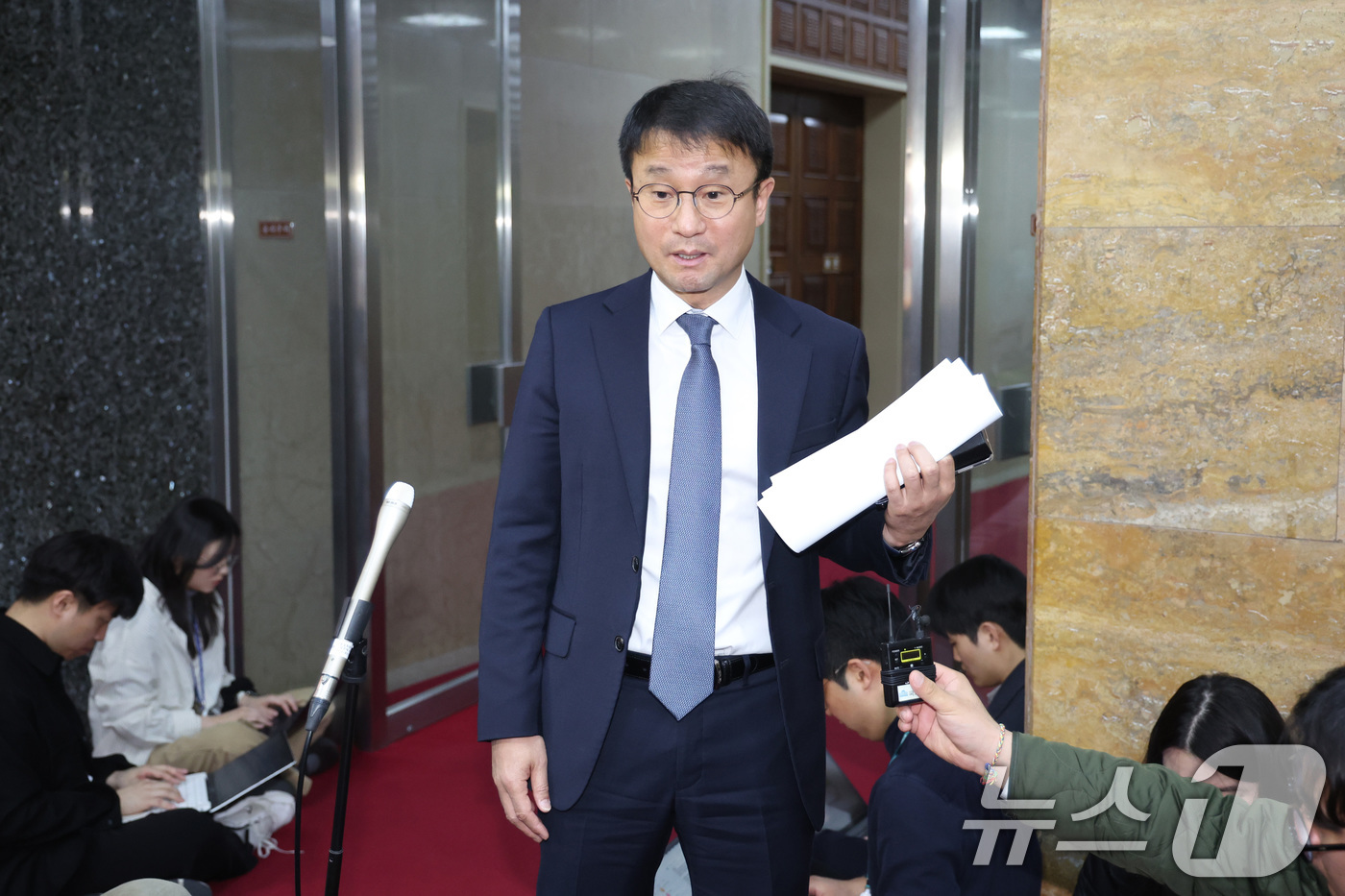 (서울=뉴스1) 신웅수 기자 = 한병도 더불어민주당 원내대표가 17일 서울 여의도 국회에서 열린 우원식 국회의장 주재 원내대표 회동을 마친 후 의장실을 나서고 있다. 2026.3. …