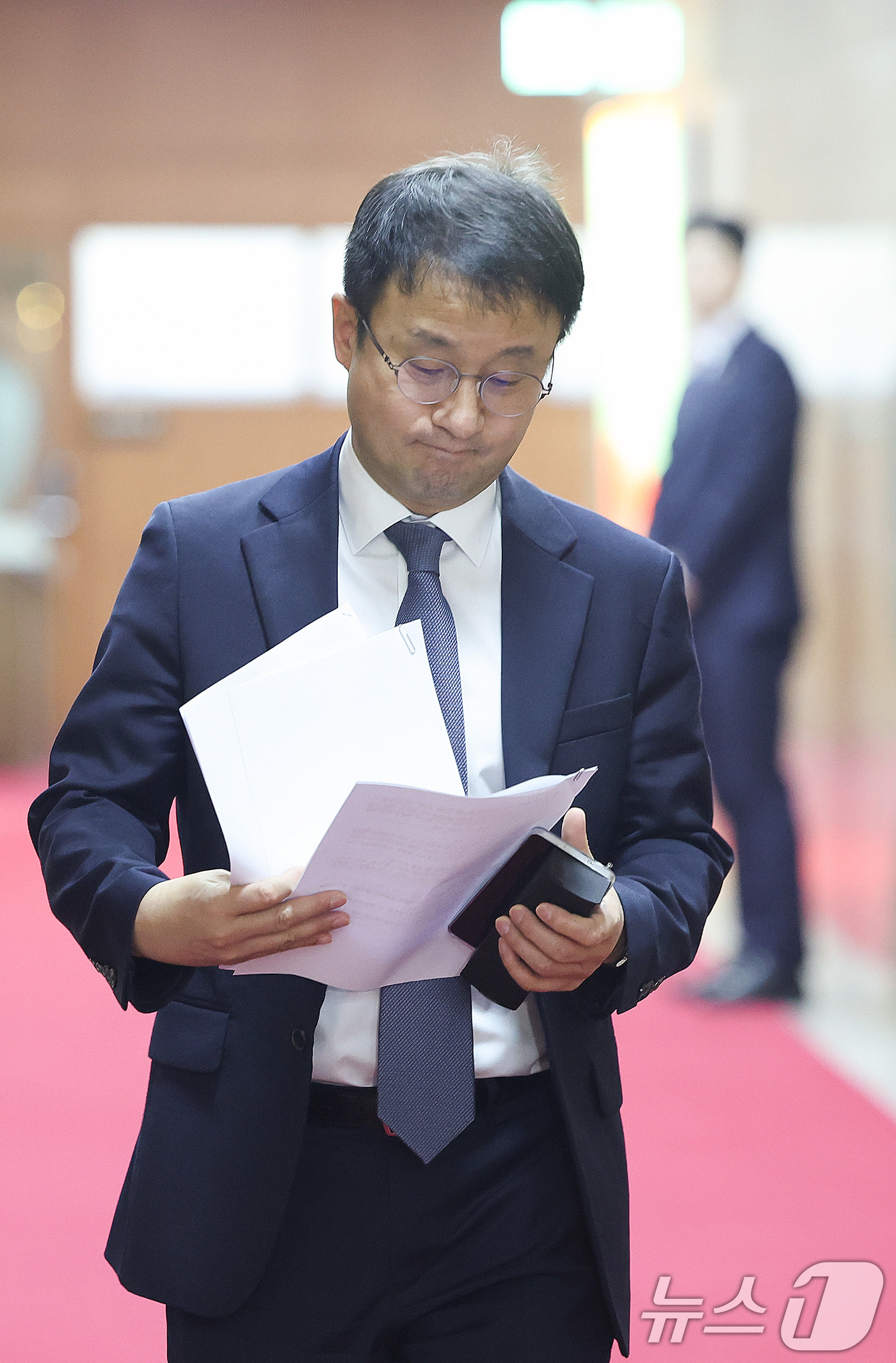 (서울=뉴스1) 신웅수 기자 = 한병도 더불어민주당 원내대표가 17일 서울 여의도 국회에서 열린 우원식 국회의장 주재 원내대표 회동을 마친 후 의장실을 나서고 있다. 2026.3. …