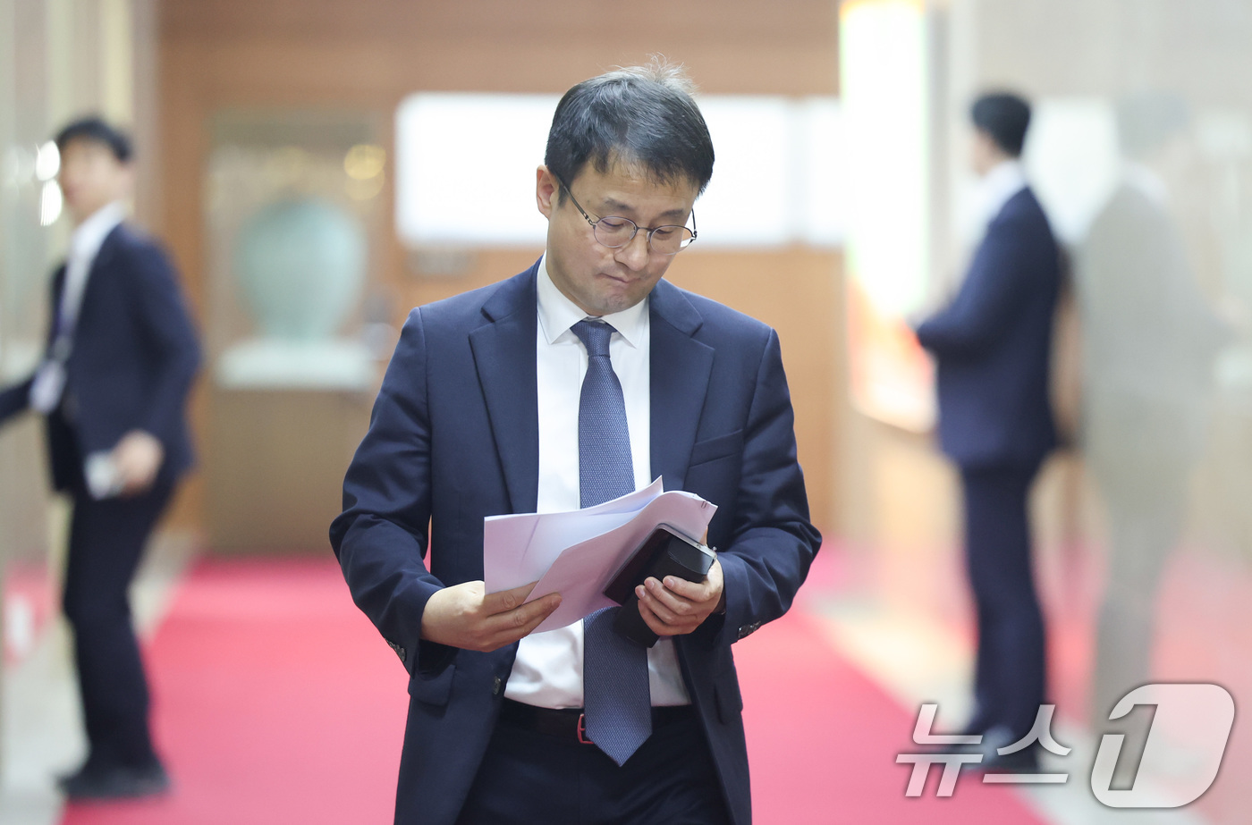 (서울=뉴스1) 신웅수 기자 = 한병도 더불어민주당 원내대표가 17일 서울 여의도 국회에서 열린 우원식 국회의장 주재 원내대표 회동을 마친 후 의장실을 나서고 있다. 2026.3. …