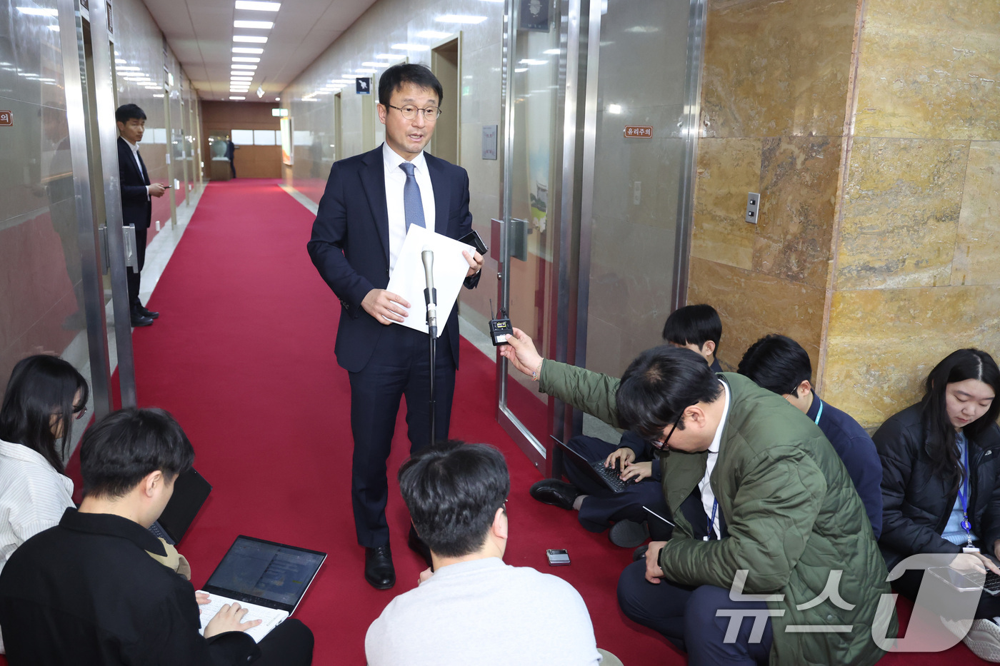 (서울=뉴스1) 신웅수 기자 = 한병도 더불어민주당 원내대표가 17일 서울 여의도 국회에서 열린 우원식 국회의장 주재 원내대표 회동을 마친 후 취재진의 질의에 답변하고 있다. 20 …