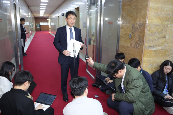 답변하는 한병도