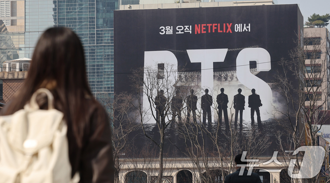 (서울=뉴스1) 박지혜 기자 = 방탄소년단(BTS) 완전체 컴백 공연을 나흘 앞둔 17일 오전 서울 광화문광장 주변 건물에 BTS 컴백 관련 광고가 붙어 있다. 2026.3.17/ …