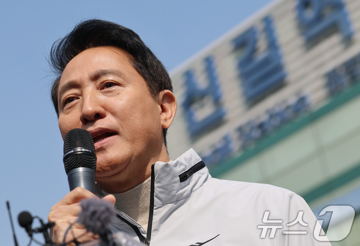 (서울=뉴스1) 오대일 기자 = 오세훈 서울시장이 17일 서울 영등포구 신길역세권 장기전세주택 건립 현장을 방문해 역세권 주택 활성화 방안을 발표하고 있다. 2026.3.17/뉴스 …