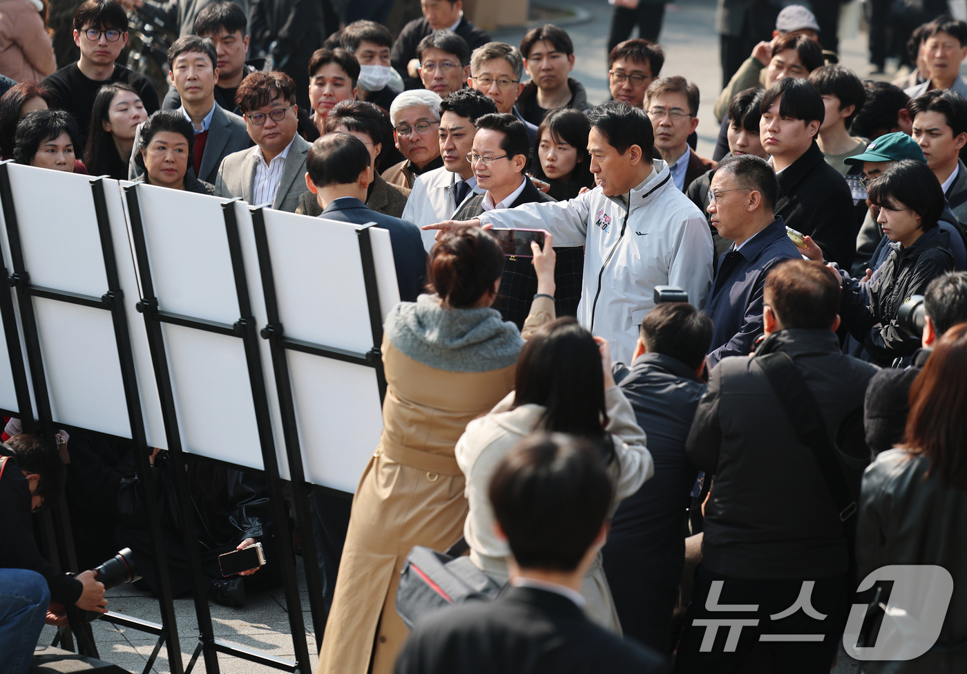 (서울=뉴스1) 오대일 기자 = 오세훈 서울시장이 17일 서울 영등포구 신길역세권 장기전세주택 건립 현장을 방문해 정비사업 계획 브리핑을 받고 있다. 2026.3.17/뉴스1