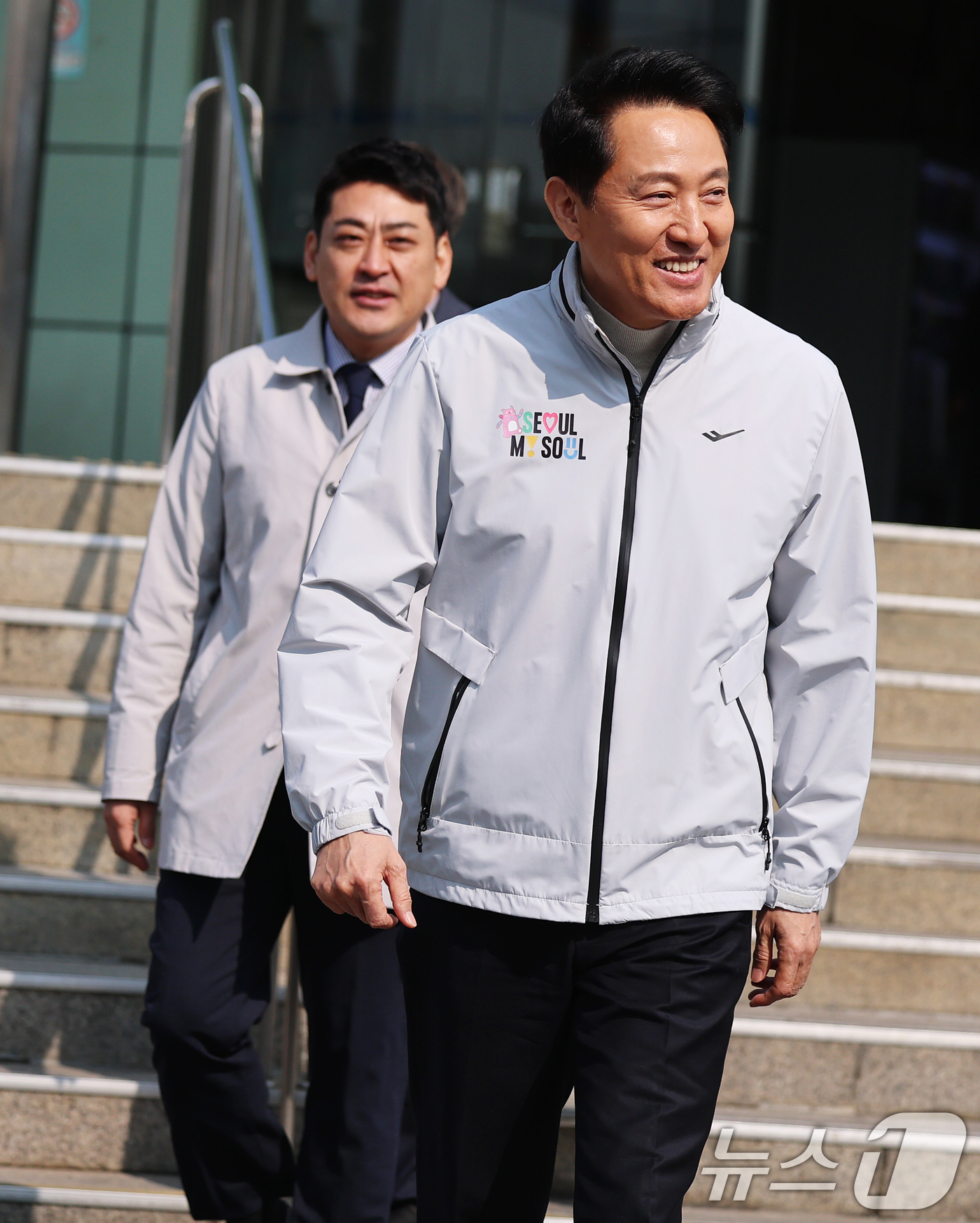 (서울=뉴스1) 오대일 기자 = 오세훈 서울시장이 6·3지방선거 국민의힘 서울시장 후보자 추가 공천 접수 마감일인 17일 서울 영등포구 신길역세권 장기전세주택 건립 현장에 도착하며 …