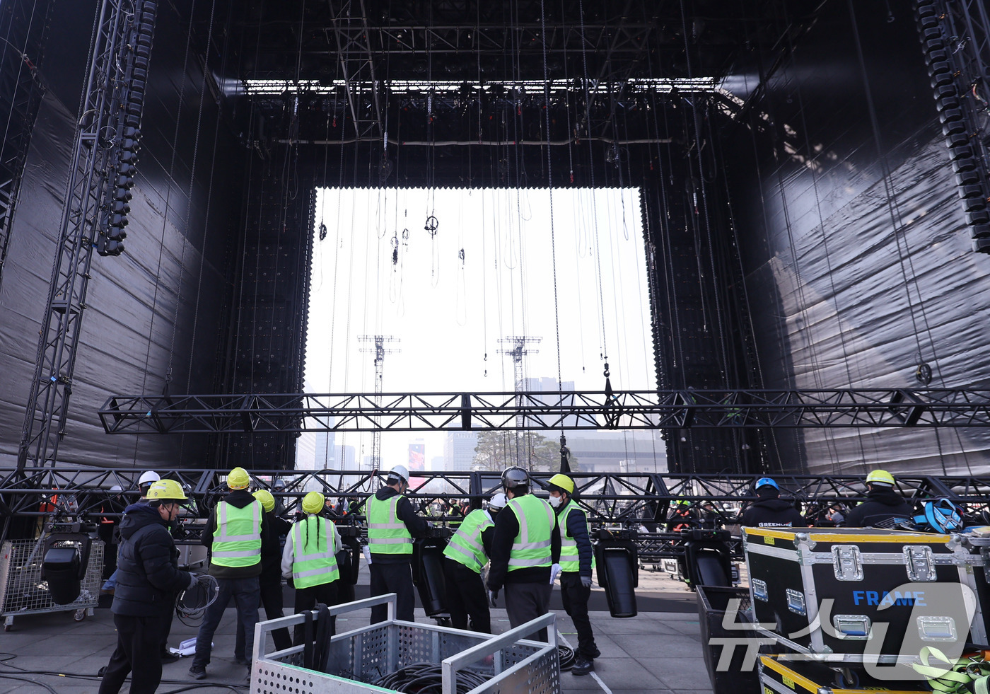 (서울=뉴스1) 박지혜 기자 = 방탄소년단(BTS) 완전체 컴백 공연을 나흘 앞둔 17일 오전 서울 광화문광장에서 공연 무대 설치 작업이 진행되고 있다.  2026.3.17/뉴스1 …