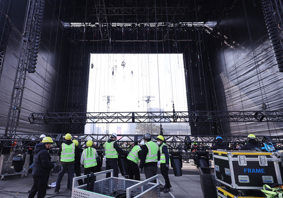 광화문광장에 설치중인 BTS 대형 무대