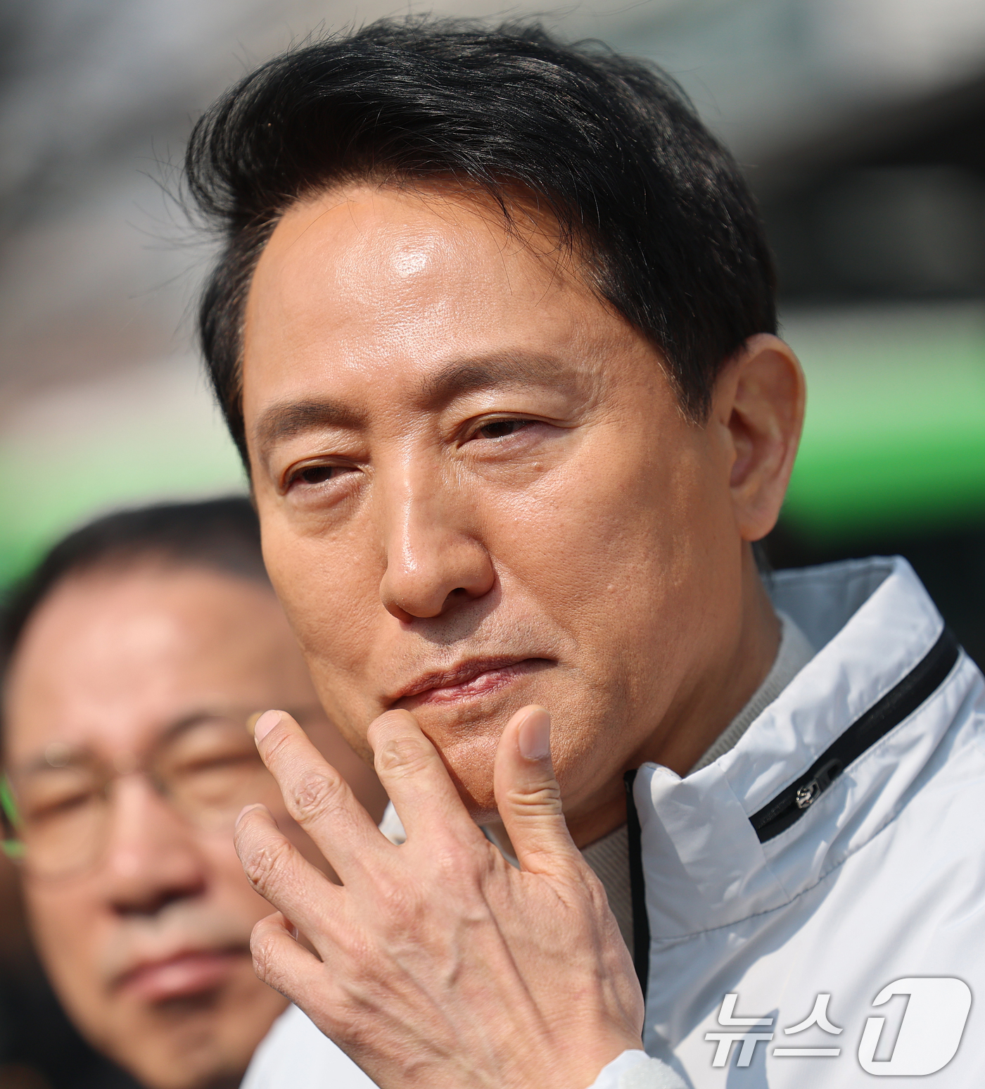 (서울=뉴스1) 오대일 기자 = 오세훈 서울시장이 17일 서울 영등포구 신길역세권 장기전세주택 건립 현장을 방문해 정비사업 현황을 보고받으며 생각에 잠겨 있다. 2026.3.17/ …