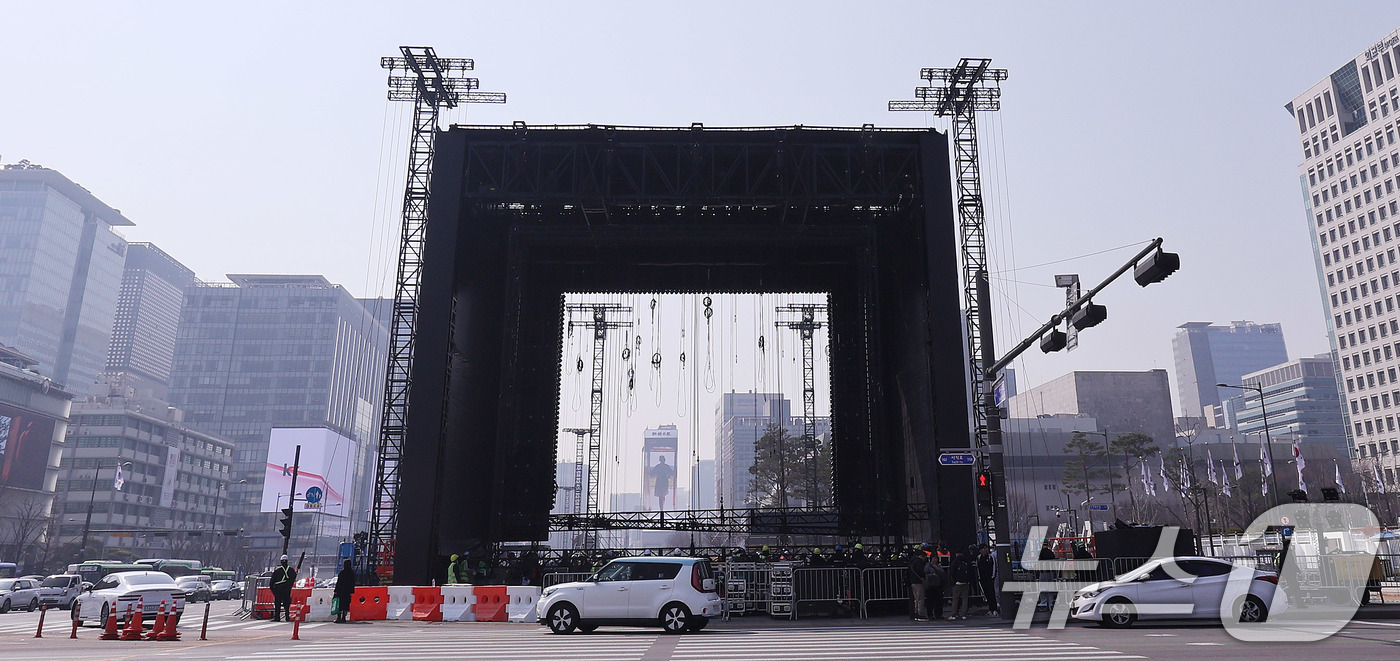 (서울=뉴스1) 박지혜 기자 = 방탄소년단(BTS) 완전체 컴백 공연을 나흘 앞둔 17일 오전 서울 광화문광장에서 공연 무대 설치 작업이 진행되고 있다.  2026.3.17/뉴스1 …
