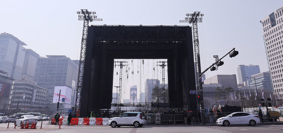 광화문광장에 BTS 대형 무대 설치중