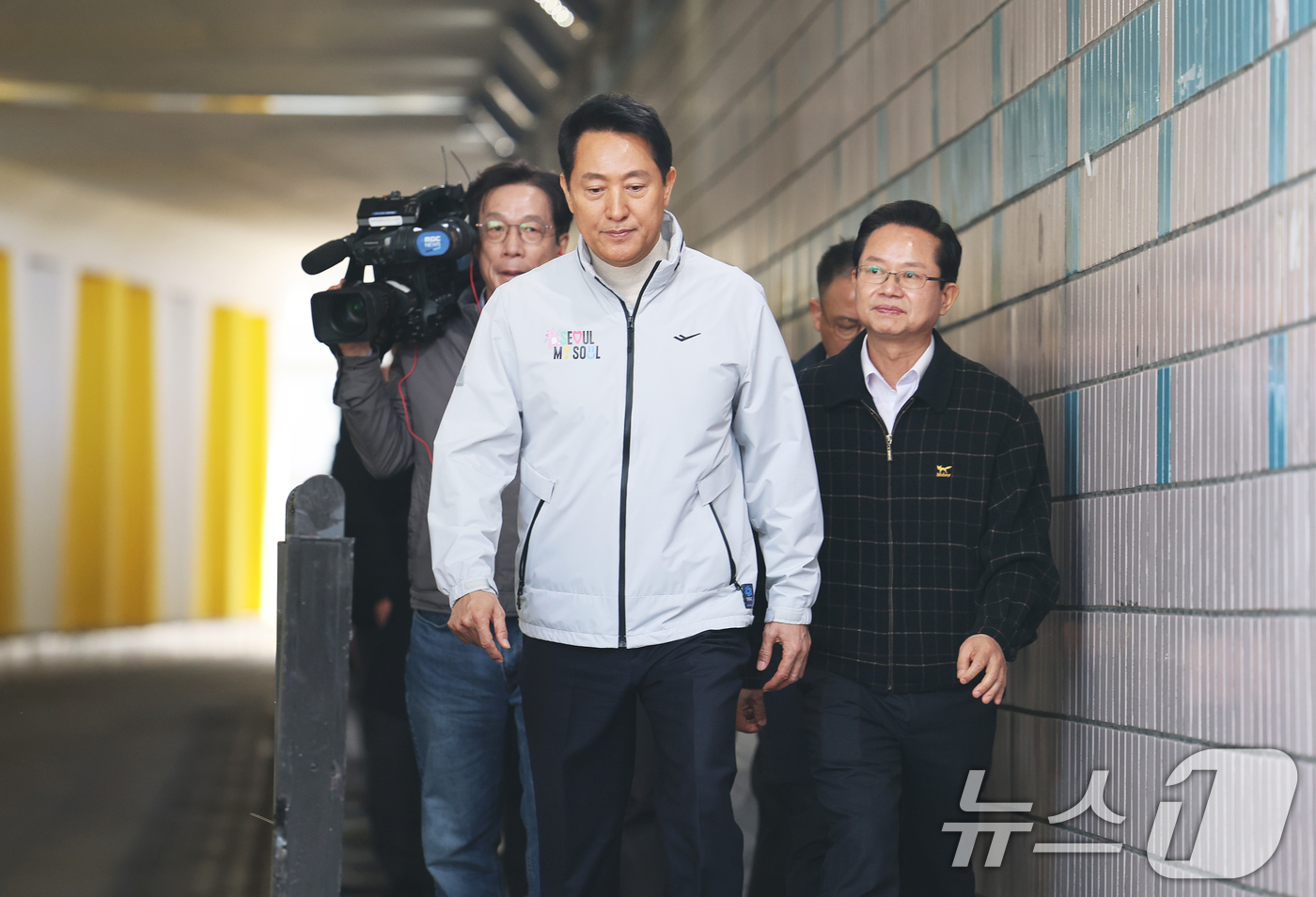 (서울=뉴스1) 오대일 기자 = 오세훈 서울시장이 6·3지방선거 국민의힘 서울시장 후보자 추가 공천 접수 마감일인 17일 서울 영등포구 신길역세권 장기전세주택 건립 현장을 둘러보며 …