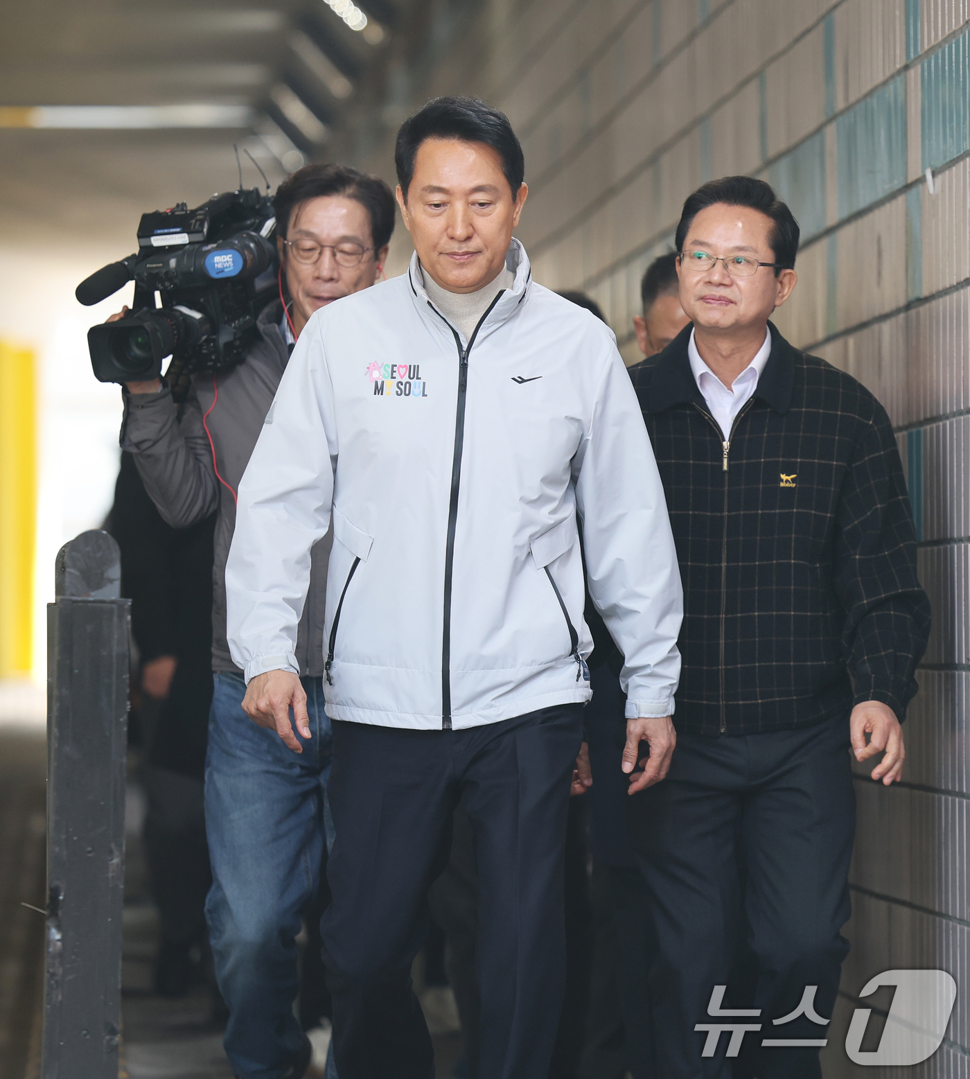 (서울=뉴스1) 오대일 기자 = 오세훈 서울시장이 6·3지방선거 국민의힘 서울시장 후보자 추가 공천 접수 마감일인 17일 서울 영등포구 신길역세권 장기전세주택 건립 현장을 둘러보며 …