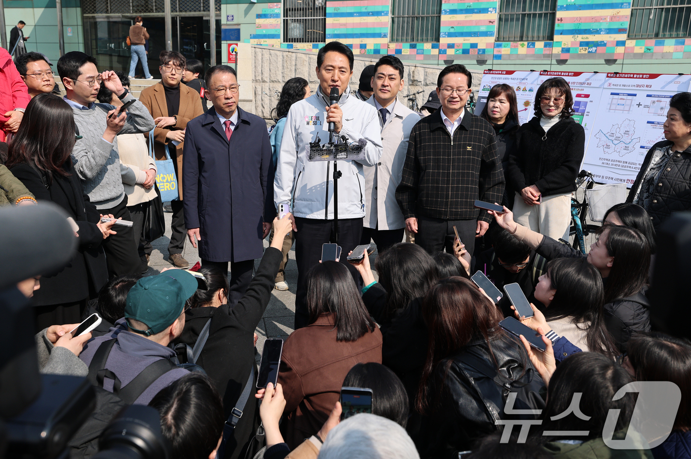 (서울=뉴스1) 오대일 기자 = 오세훈 서울시장이 6·3지방선거 국민의힘 서울시장 후보자 추가 공천 접수 마감일인 17일 서울 영등포구 신길역세권 장기전세주택 건립 현장에서 공천 …