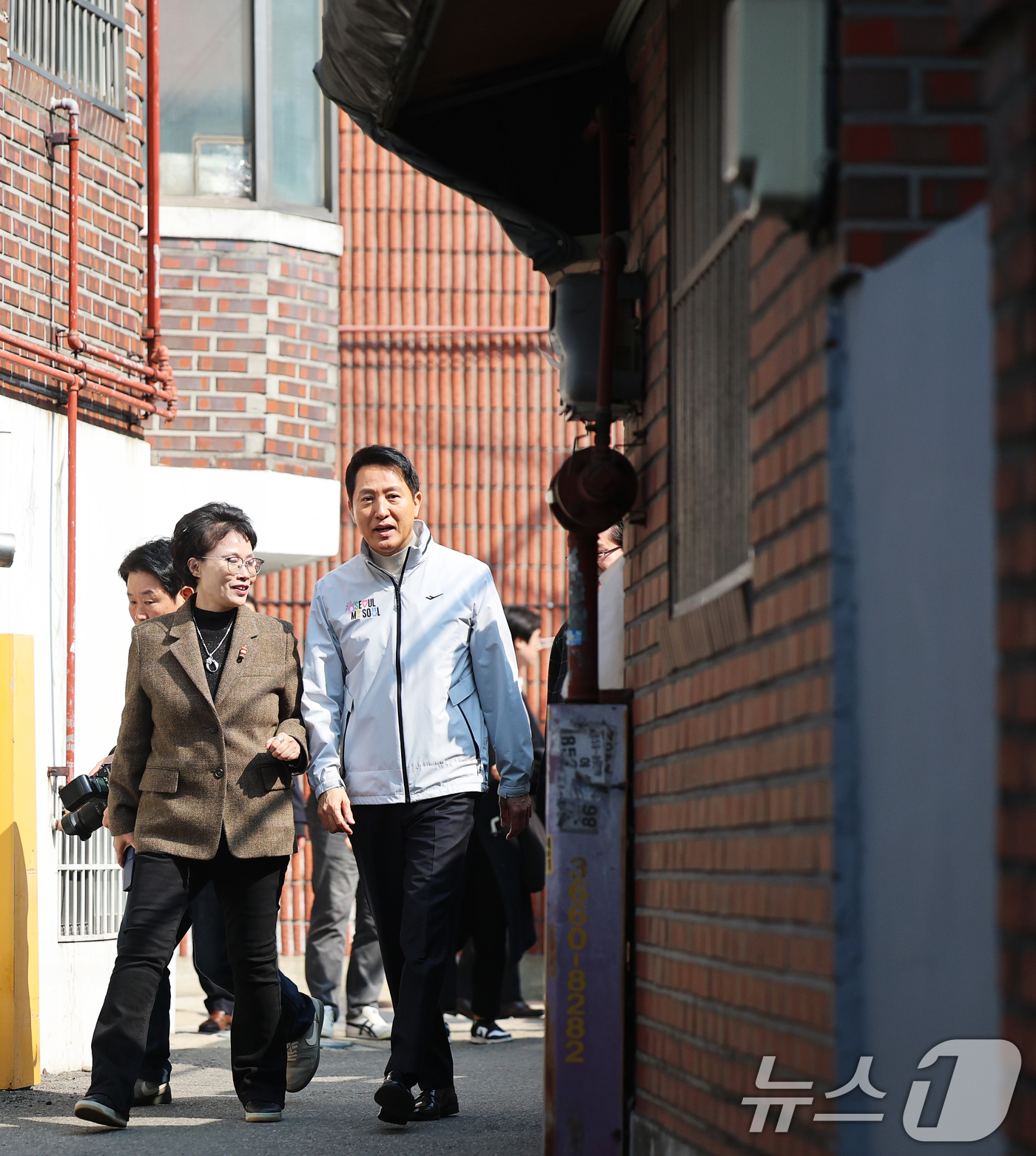 (서울=뉴스1) 오대일 기자 = 오세훈 서울시장이 17일 서울 영등포구 신길역세권 장기전세주택 건립 현장을 방문해 역세권 주택 활성화 방안을 발표한 후 정비 사업 예정지를 둘러보고 …