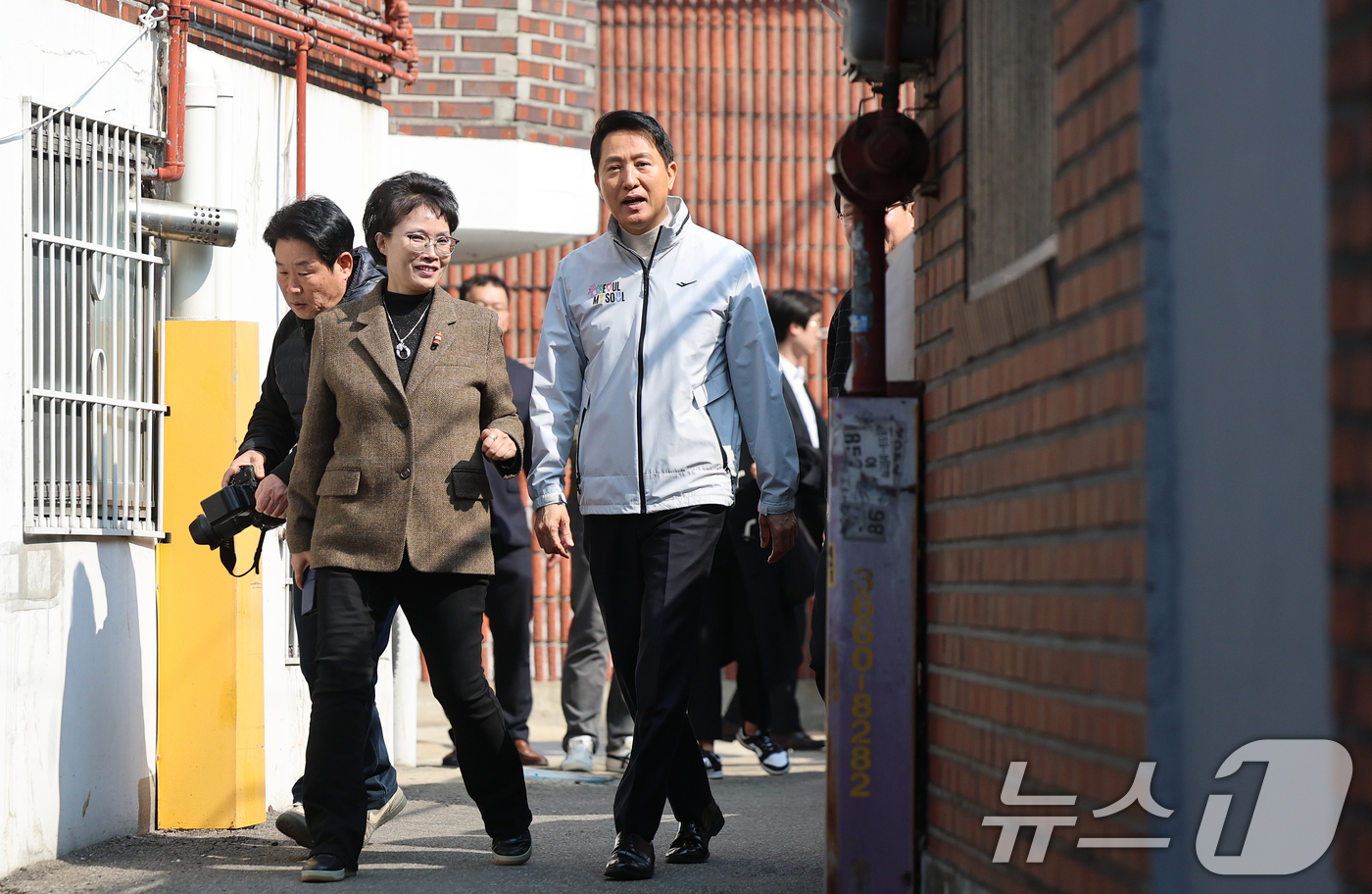 (서울=뉴스1) 오대일 기자 = 오세훈 서울시장이 17일 서울 영등포구 신길역세권 장기전세주택 건립 현장을 방문해 역세권 주택 활성화 방안을 발표한 후 정비 사업 예정지를 둘러보고 …