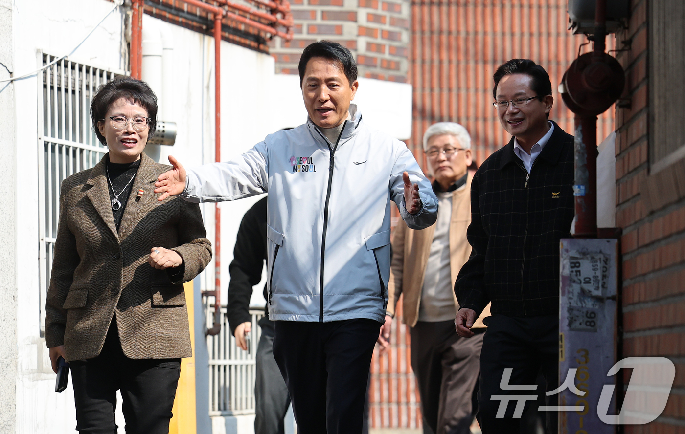 (서울=뉴스1) 오대일 기자 = 오세훈 서울시장이 17일 서울 영등포구 신길역세권 장기전세주택 건립 현장을 방문해 역세권 주택 활성화 방안을 발표한 후 정비 사업 예정지를 둘러보고 …