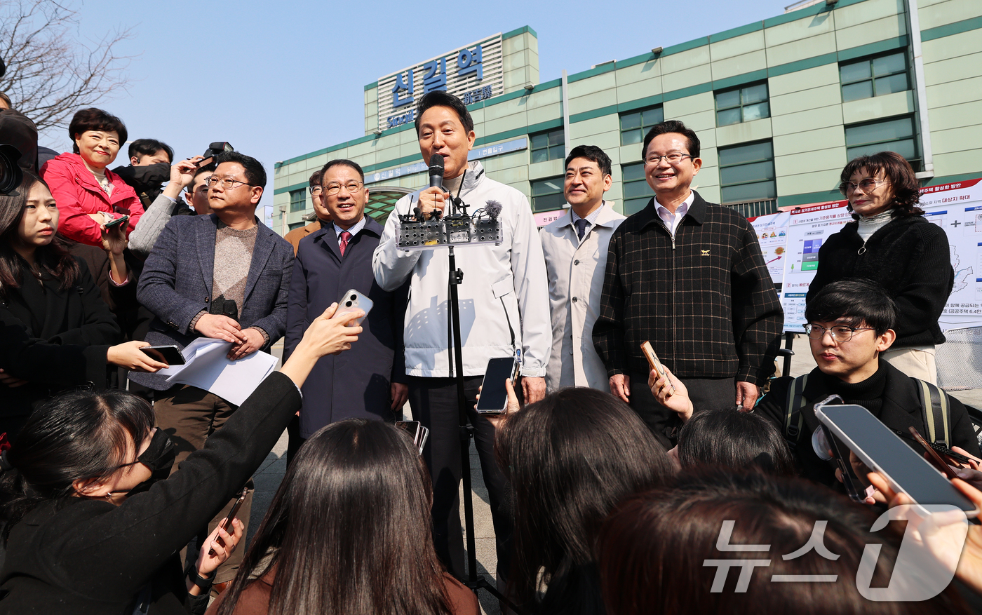 (서울=뉴스1) 오대일 기자 = 오세훈 서울시장이 17일 서울 영등포구 신길역세권 장기전세주택 건립 현장을 방문해 역세권 주택 활성화 방안을 발표하고 있다. 2026.3.17/뉴스 …