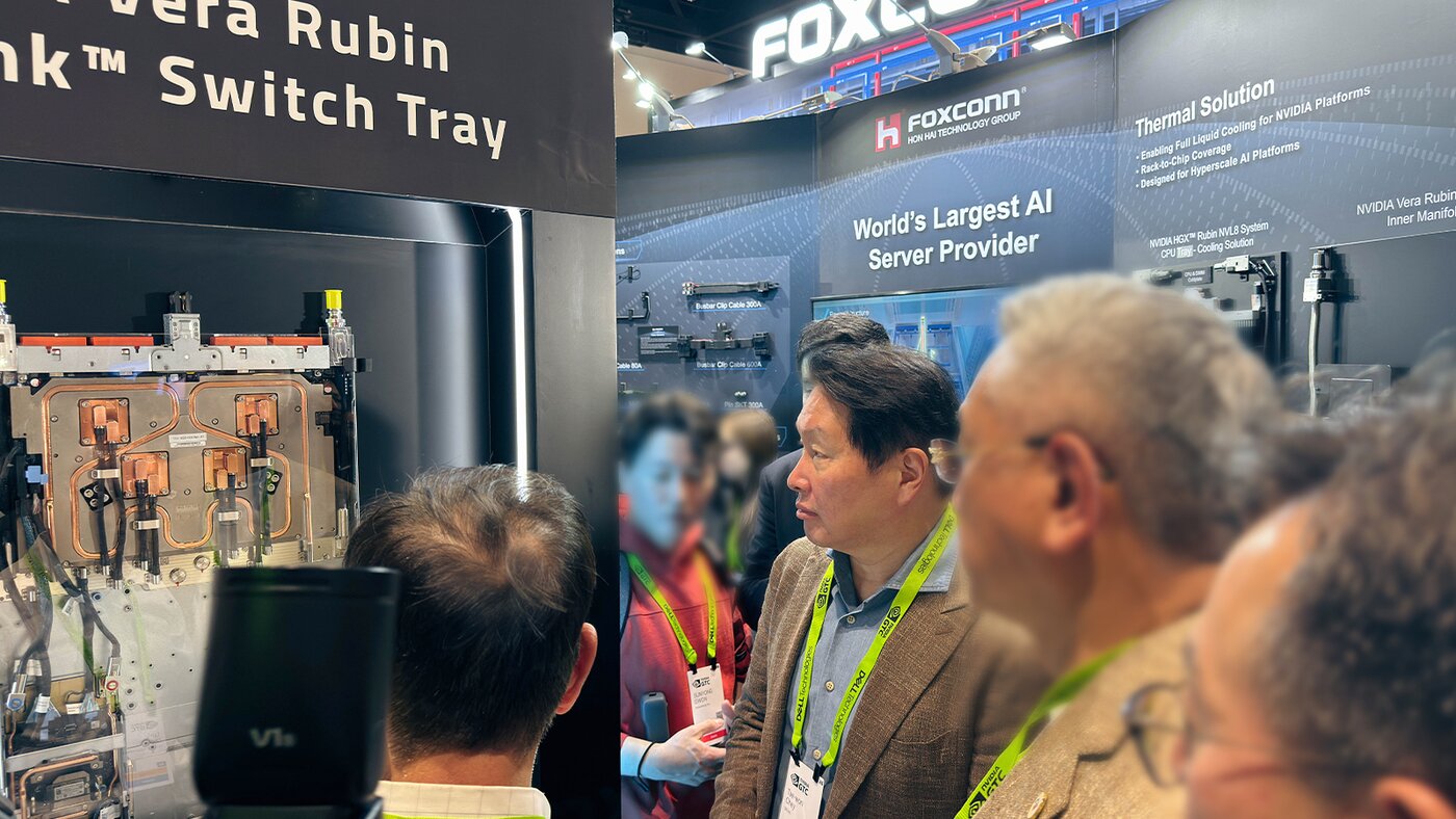 본문 이미지 - 최태원 SK그룹 회장이 16일(현지시간) 열린 'GTC 2026' 행사 내 SK하이닉스 전시 부스를 참관하고 있다.(SK하이닉스제공)