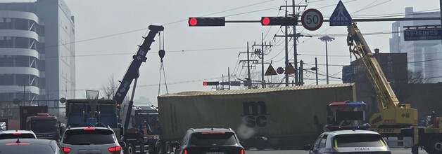 인천 교차로서 트레일러 컨테이너 전도…인명피해 없어