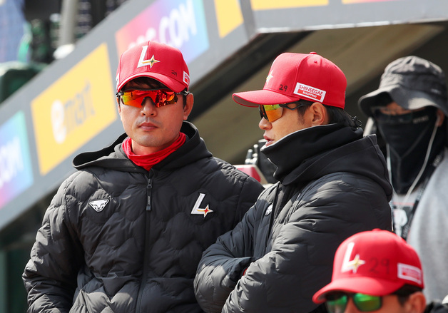 SSG 선수들 모자에 김광현 등번호 '29' 새겨… "쾌유 빌며 함께 뛴다"