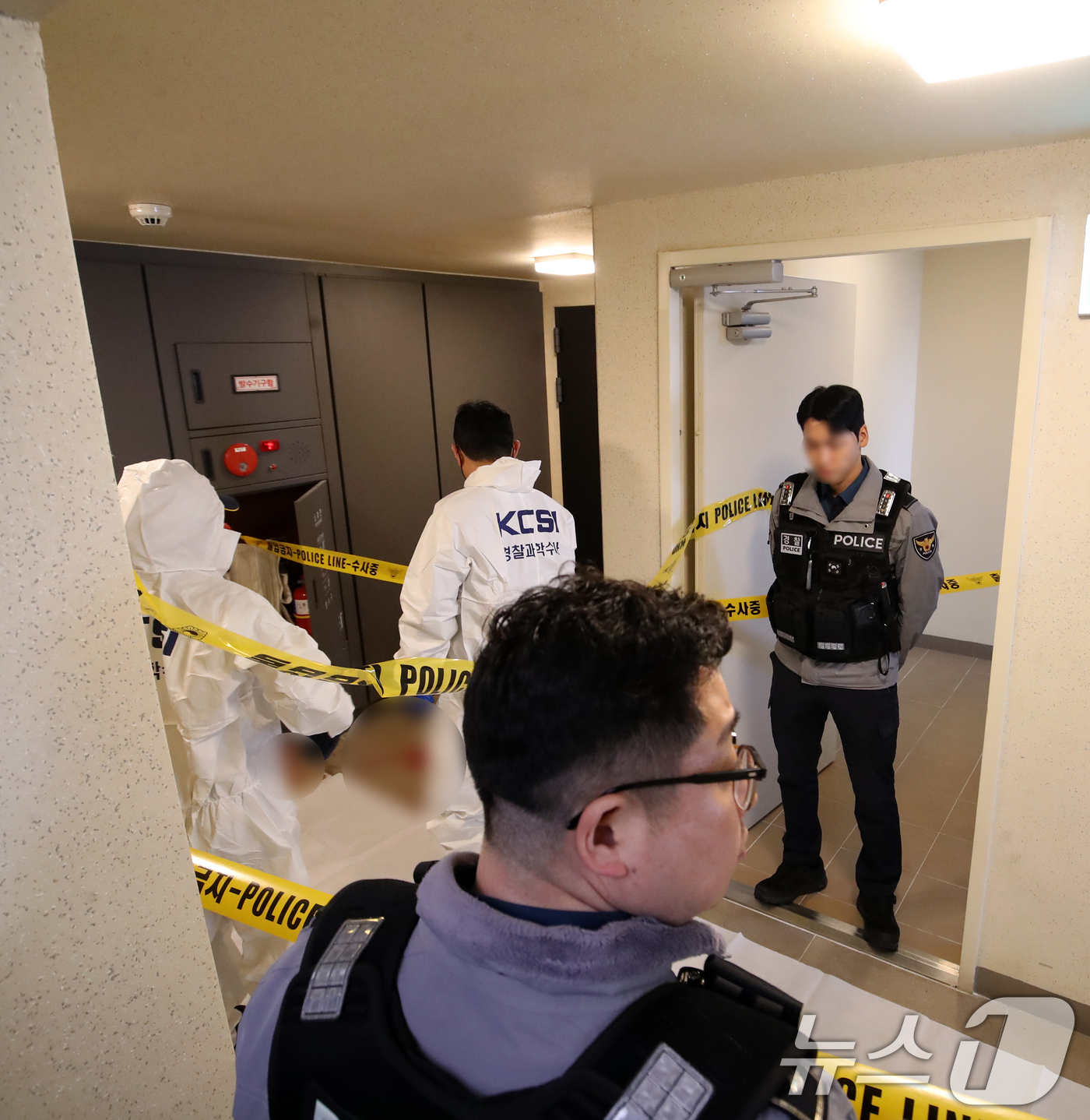 (부산=뉴스1) 윤일지 기자 = 17일 부산 부산진구 한 아파트에서 50대 현직 항공사 기장 A 씨가 흉기에 찔려 숨진 채 발견된 가운데 경찰 과학수사대 관계자들이 사건 현장을 조 …