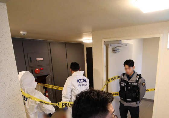 흉기로 피살된 현직 기장…사건 현장 조사