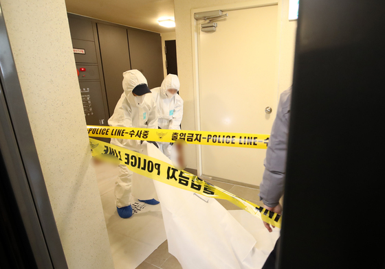 피살 현장 조사하는 경찰