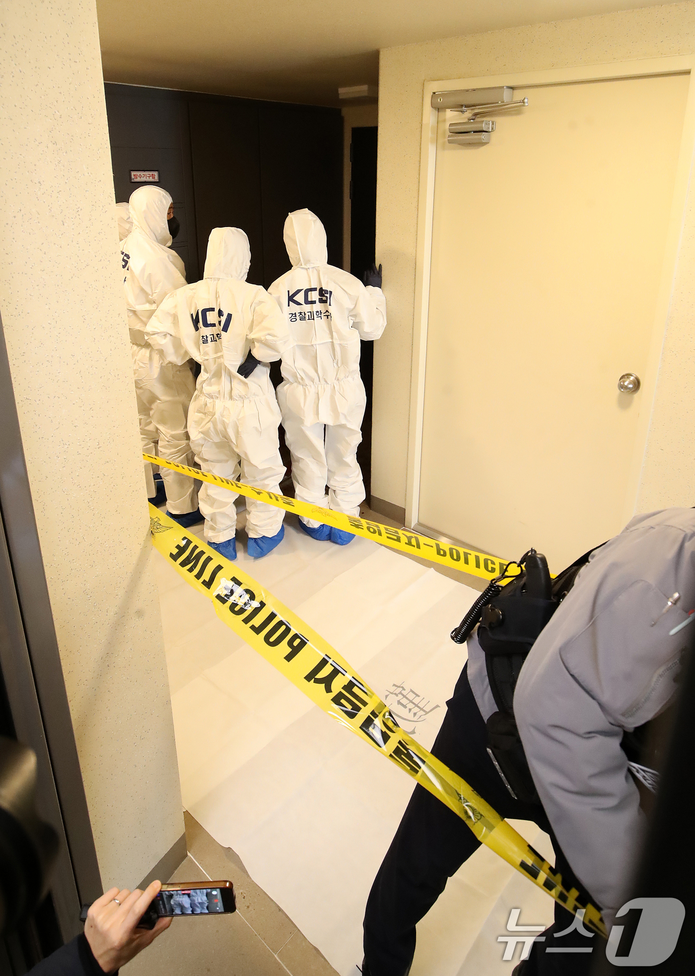 (부산=뉴스1) 윤일지 기자 = 17일 부산 부산진구 한 아파트에서 50대 현직 항공사 기장 A 씨가 흉기에 찔려 숨진 채 발견된 가운데 경찰 과학수사대 관계자들이 사건 현장을 조 …