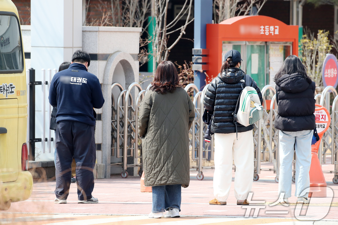 (대구=뉴스1) 공정식 기자 = 지난 16일 오후 대구 북구의 한 놀이터에서 초등학생이 K2 소총탄 탄두로 추정되는 물체에 맞아 다치는 사고가 발생한 가운데 17일 육군이 모든 부 …