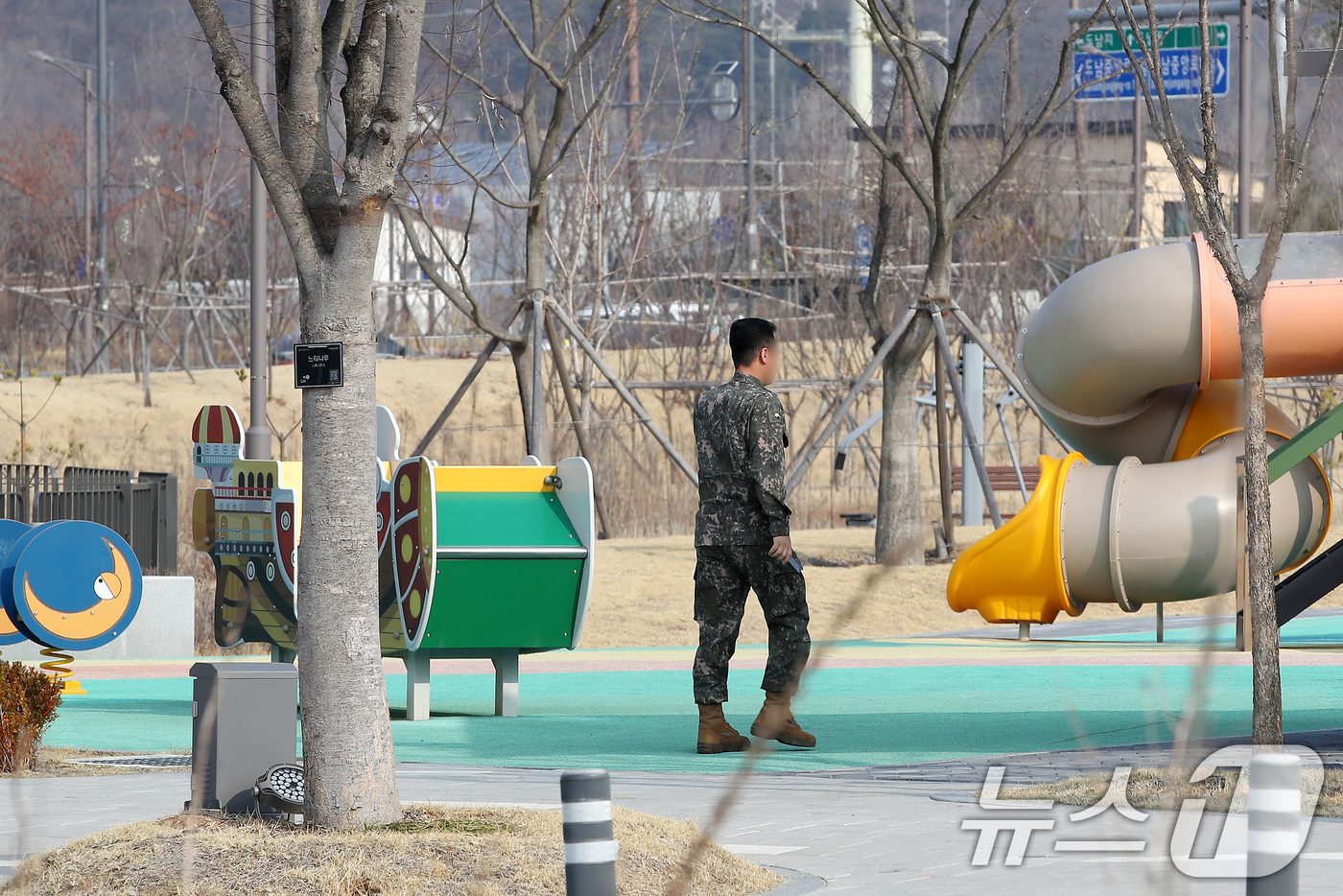 (대구=뉴스1) 공정식 기자 = 17일 오전 대구 북구 한 초등학교 인근 놀이터에서 군 관계자들이 전날 오후 초등학생 A 양이 탄두로 의심되는 물체에 맞아 목 아래 부위를 다친 사 …