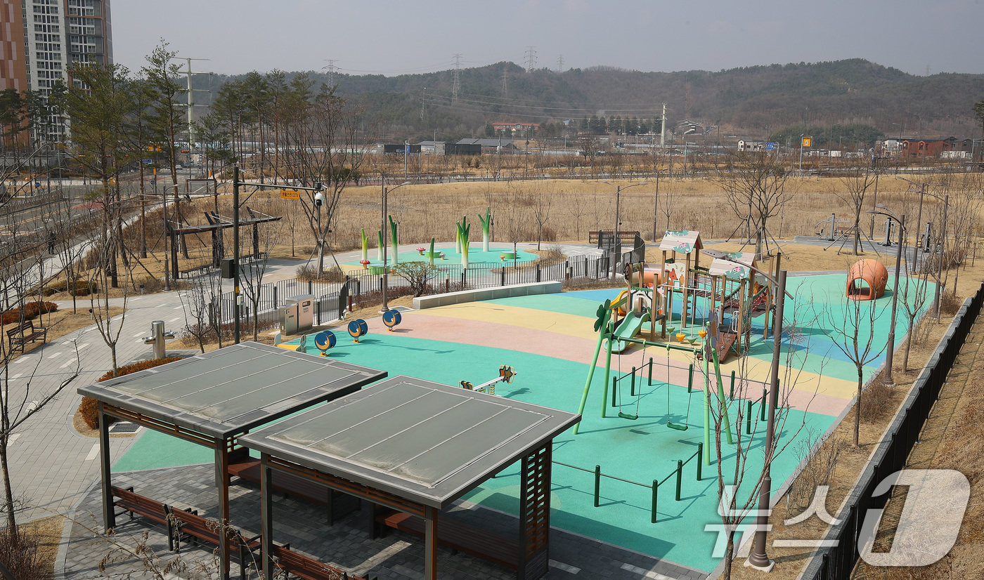 (대구=뉴스1) 공정식 기자 = 지난 16일 오후 대구 북구의 한 놀이터에서 초등학생이 K2 소총탄 탄두로 추정되는 물체에 맞아 다치는 사고가 발생한 가운데 17일 육군이 모든 부 …