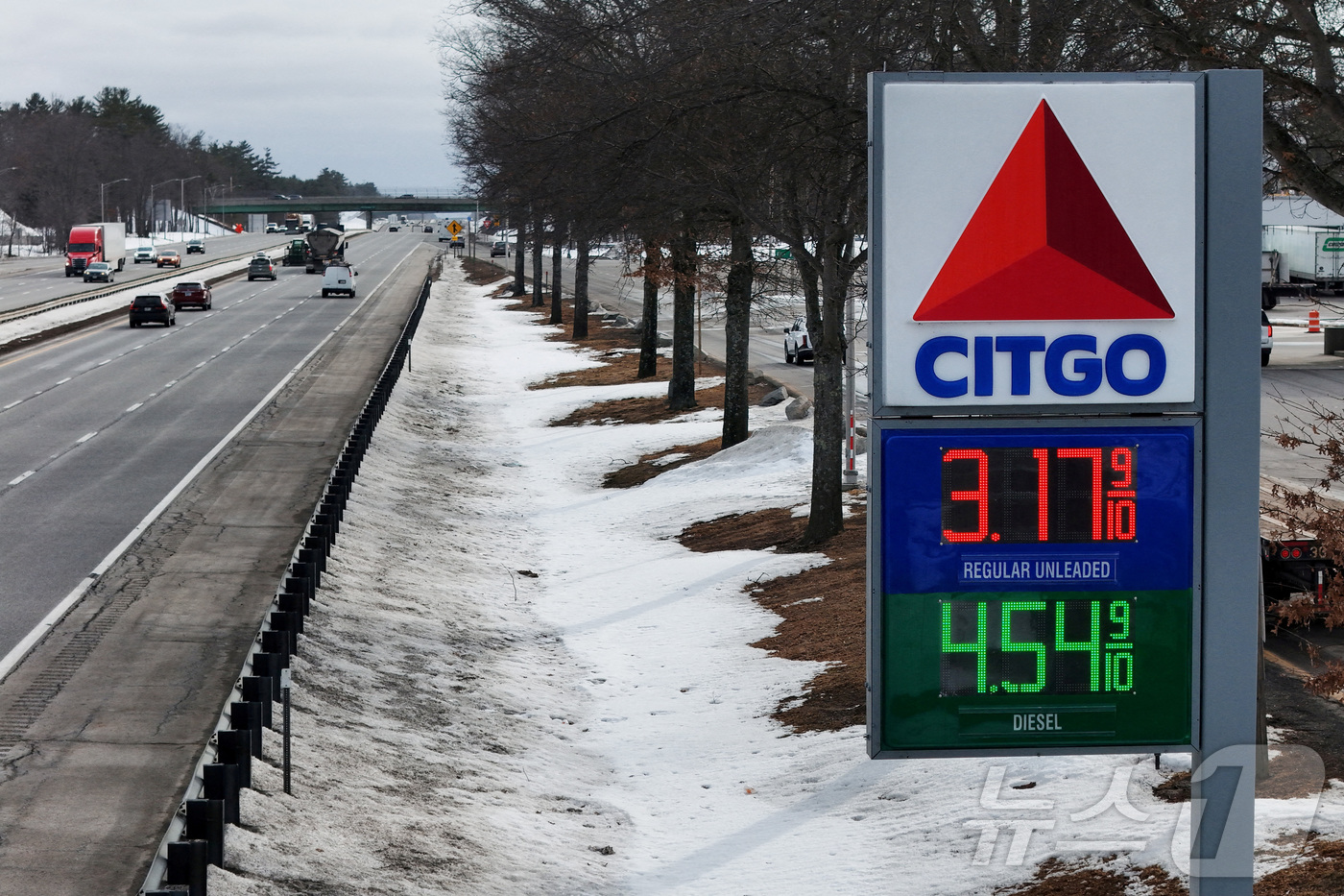 (로이터=뉴스1) 윤다정 기자 = 5일(현지시간) 미국 메인주 케네벙크의 한 고속도로 휴게소 주유소에 휘발유와 경유 가격이 표시돼 있다. 로이터는 16일 연료 가격 추적 업체 가스 …