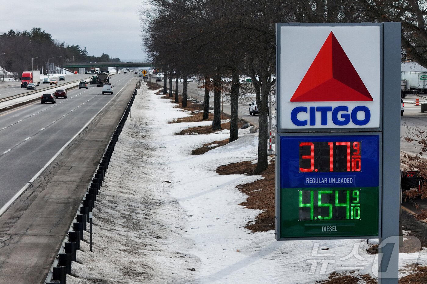 본문 이미지 - 5일(현지시간) 미국 메인주 케네벙크의 한 고속도로 휴게소 주유소에 휘발유와 경유 가격이 표시돼 있다.  2026.03.05. ⓒ 로이터=뉴스1