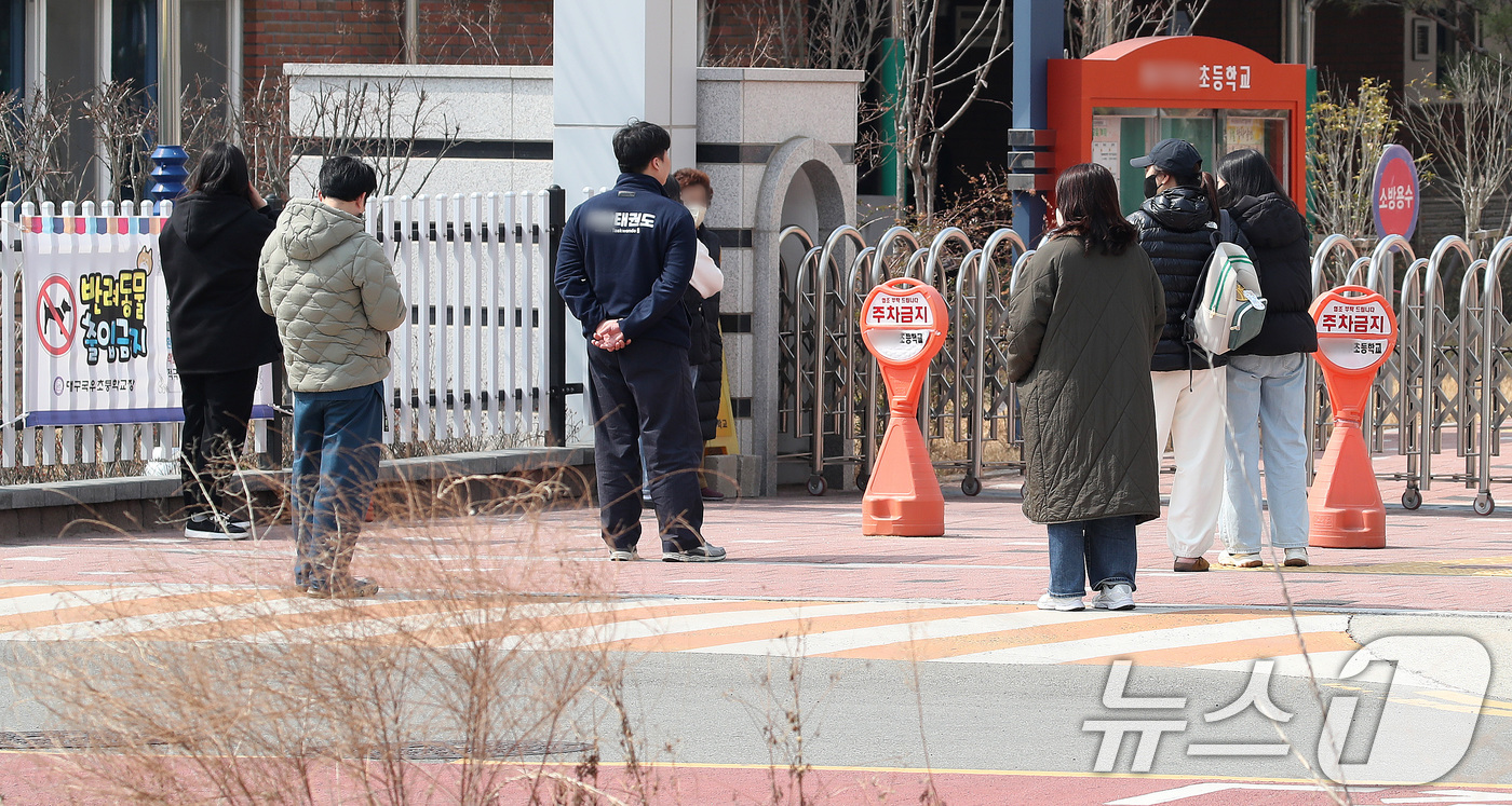 (대구=뉴스1) 공정식 기자 = 지난 16일 오후 대구 북구의 한 놀이터에서 초등학생이 K2 소총탄 탄두로 추정되는 물체에 맞아 다치는 사고가 발생한 가운데 17일 육군이 모든 부 …