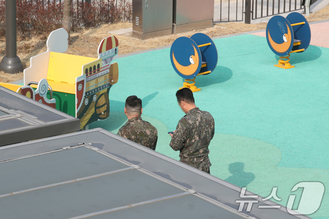 (대구=뉴스1) 공정식 기자 = 17일 오전 대구 북구 한 초등학교 인근 놀이터에서 군 관계자들이 전날 오후 초등학생 A 양이 탄두로 의심되는 물체에 맞아 목 아래 부위를 다친 사 …